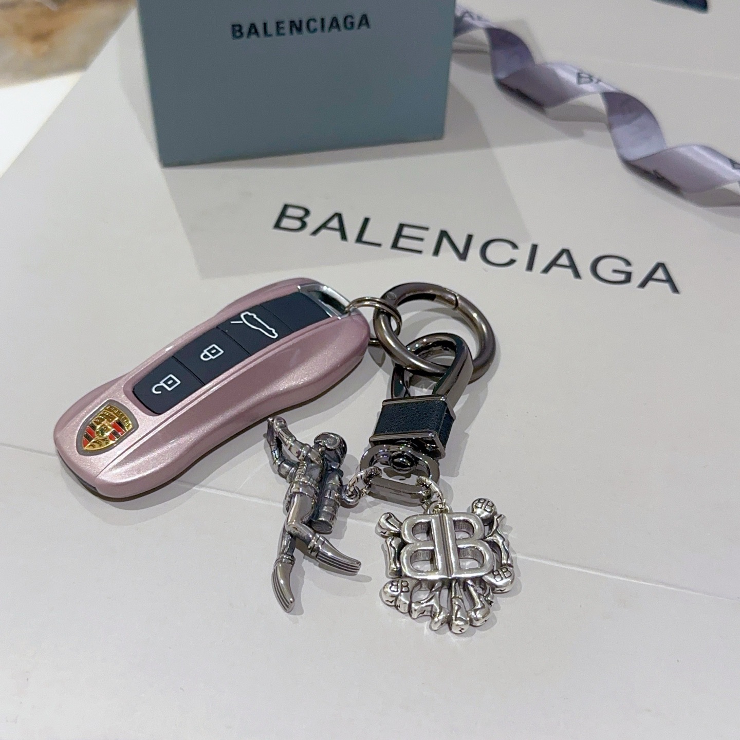 NO:589821,The first batch of new products released Balenciaga bag charm keychain Balenciaga keychain The latest bag charms are of a higher grade and are the same style as celebrities Classic co-branded design concept keychain series The details are distressed and not available in the market Glossy version This one has been on the market. The best-selling model in Balenciaga. Very good match with trendy backpacks, jewelry boutiques, balenciaga, backpacks, keychain19860909批新品发布 巴黎世家包包挂饰钥匙扣 巴黎世家钥匙扣 最新款包包挂饰档次更高明星同款 经典款联名设计理念钥匙扣系列 细节对版做旧处理 非市面亮面版型 这款一直在出 巴黎世家里面热卖款 非常好搭配潮流背包,饰品精品,balenciaga,backpacks,keychain,Jewelry