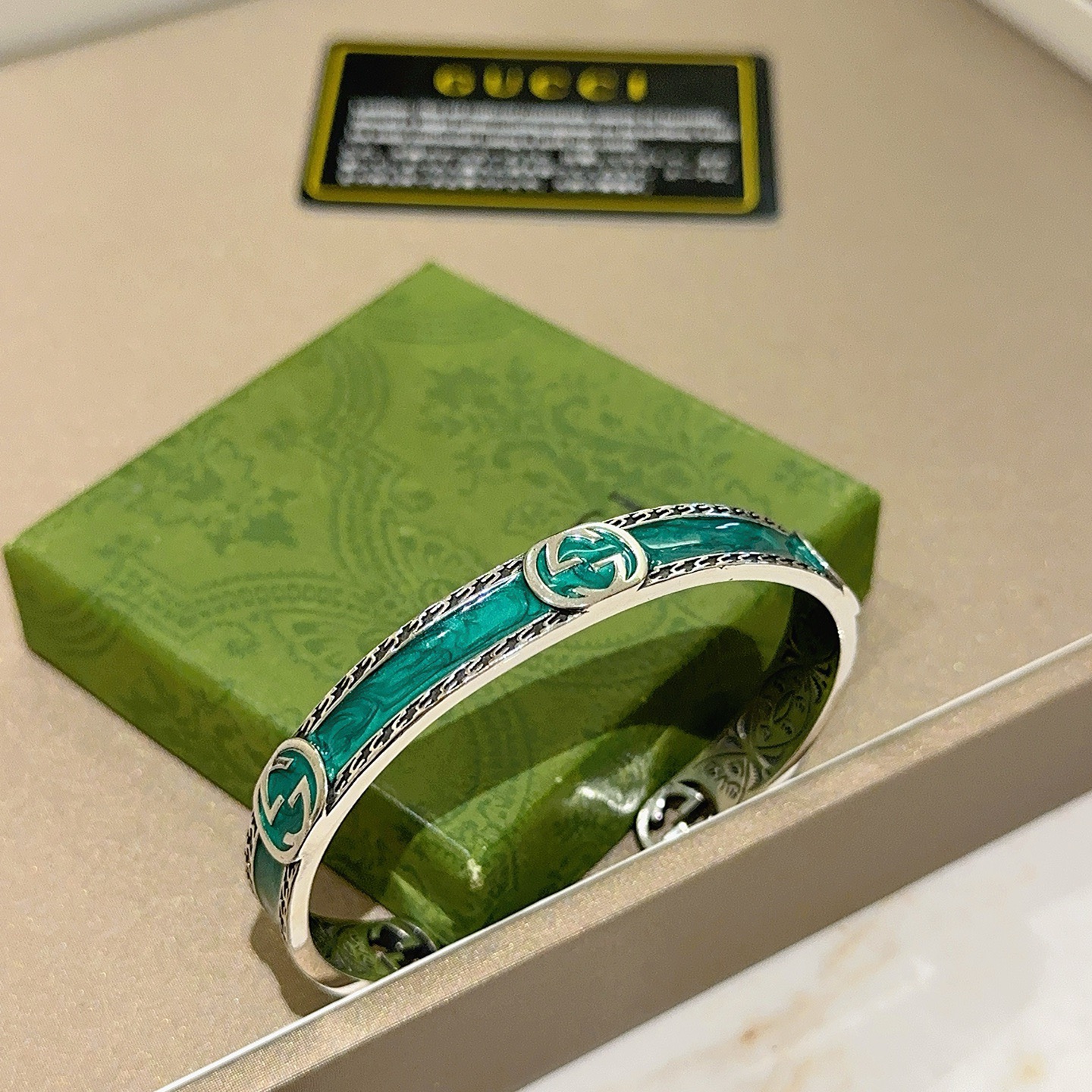 NO:589872,Batch. Gucci bracelets are hand-made latest bracelets with a higher grade. The same style as the Anger Forest series Double G classic series Gucci bracelets. The details are distressed. The shiny version is not available in the market. This one has been on the market. It is a best-selling model in Gucci. It goes well with trendy clothes, high-quality jewelry, Gucci, and bracelets.19860909批.古驰手镯手环纯手工打造最新款手镯档次更高明星同款Anger Forest系列双G经典款系列古驰手环 细节对版做旧处理 非市面亮面版型 这款一直在出 古驰里面热卖款 非常好搭配潮流衣服,饰品精品,gucci,bracelet,Jewelry