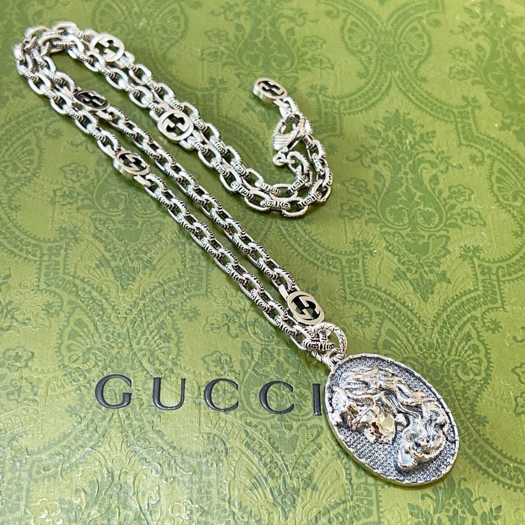 NO:589891,Batch, it’s so handsome. The latest chain of Gucci necklace is of higher quality. It is the same classic style as the Gucci snake girl Anger Forest series double G Gucci necklace. The details are distressed. The shiny version is not available in the market. This one has been on the market. It is a best-selling model in Gucci. It is very good to match with trendy clothes, high-quality jewelry, gucci, necklace.19860909批 太帅啦 古驰项链最新款链条档次更高明星同款经典款古驰蛇女Anger Forest系列双G古驰项链 细节对版做旧处理 非市面亮面版型 这款一直在出 古驰里面热卖款 非常好搭配潮流衣服,饰品精品,gucci,necklace,Jewelry