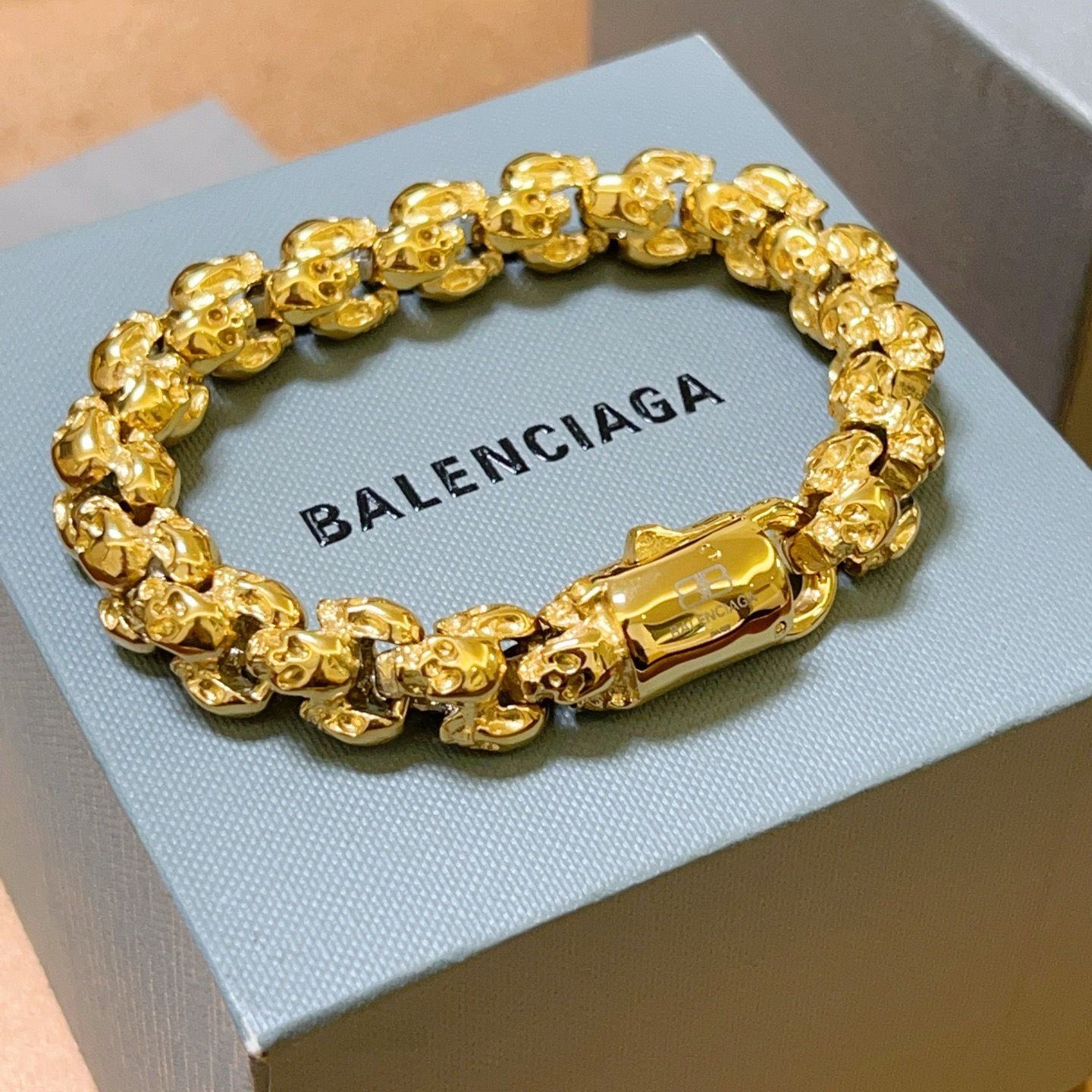 NO:589853,Batch. Original new product Balenciaga Balenciaga Bracelet Counter Same Balenciaga Bracelet Men's hot model shipped with unique skull design, avant-garde, a must-have for men and women!  Size 18 20.22.24 cm, fine jewelry, balenciaga, balenciaga, bracelet19860909批. 原单货新品 巴黎世家 Balenciaga手链专柜一致巴黎世家手链 男士火爆款出货 设计骷髅头独特 前卫 男女必备！码数18 20.22.24厘米,饰品精品,balenciaga,balenciaga,bracelet,Jewelry