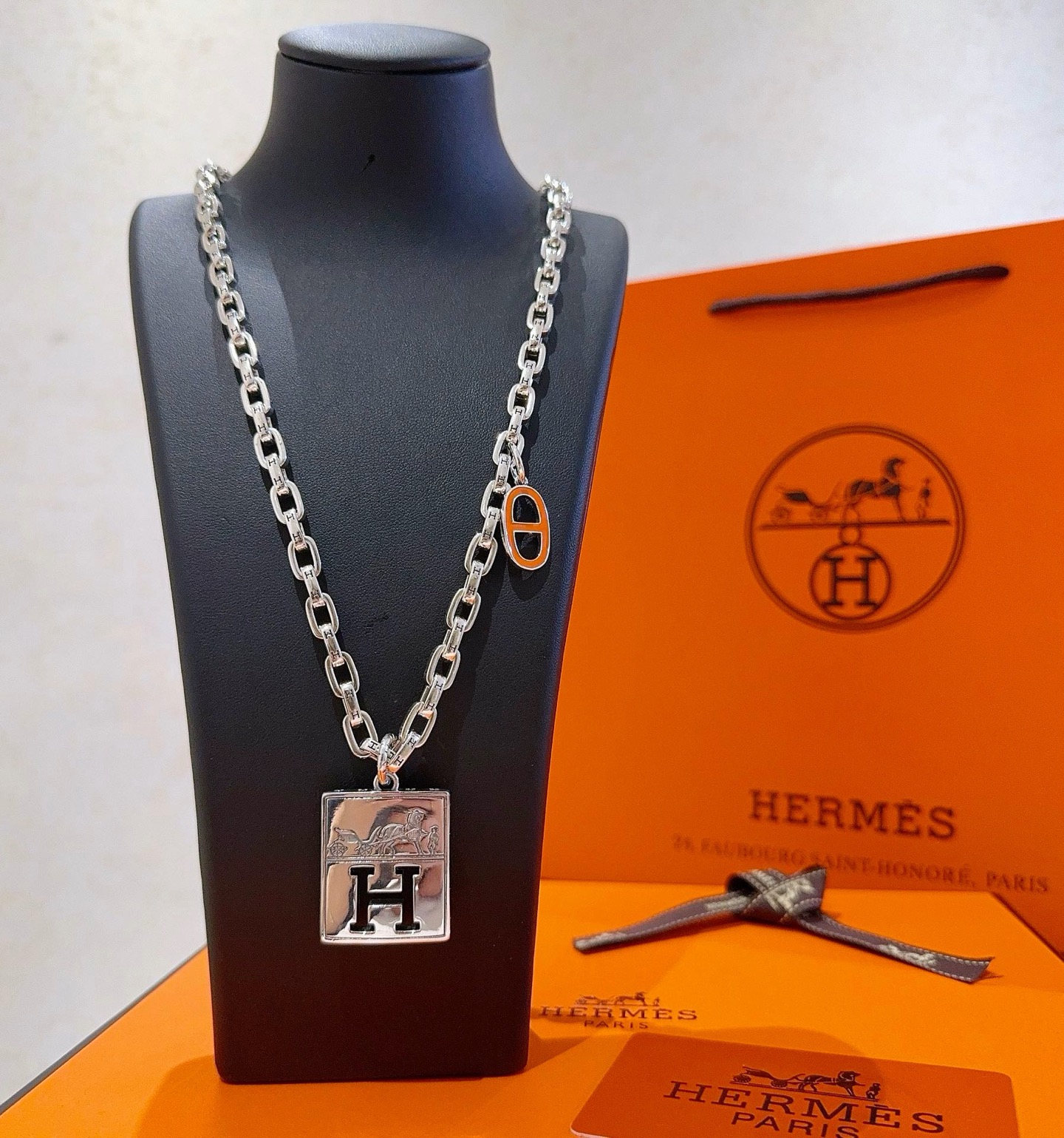 NO:589887,Batch. I am really excited about HERMES Hermès Necklace, Pig Nose H Necklace Series Jewelry. Customized imported materials. The actual texture is really good. Sure enough, the classic models of big brands will never get tired of. High-end chain classic matching, new products, simple and fashionable counters are consistent, full of high-end, hot models are shipped. Unique design, avant-garde, a must-have for men and women!  Suitable for all outfits, jewelry boutique, hermes, hermes, necklace19860909批.真的会心动 HERMES 爱马仕项链 猪鼻子H项链系列首饰 进口材质定制.实物质感是真的好 果然大牌的经典款百看不腻 高端链条经典搭配 新品 简单时尚专柜一致 高级感满满 火爆款出货 设计独特 前卫 男女必备款！适合所有穿搭,饰品精品,hermes,hermes,necklace,Jewelry