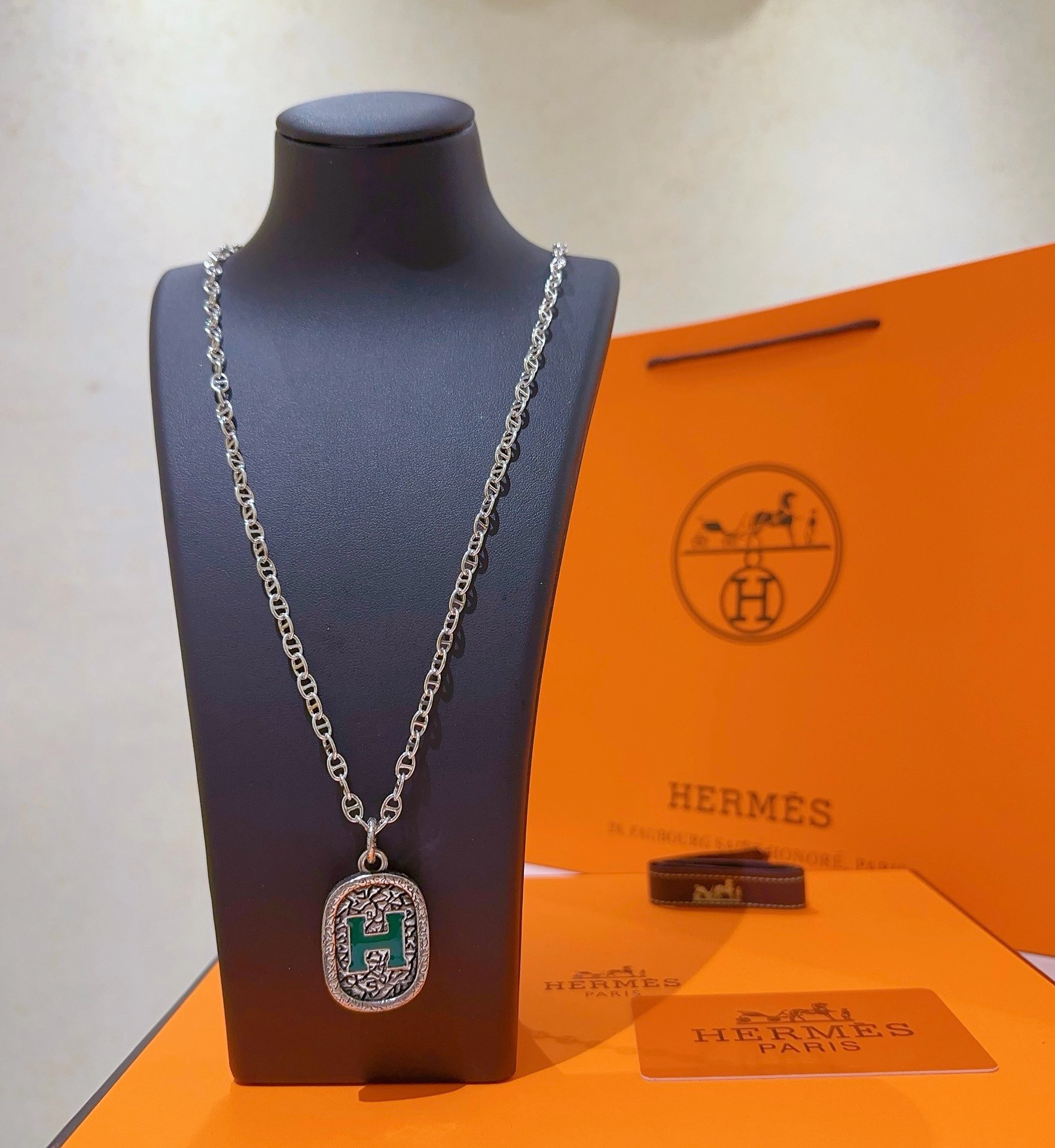 NO:589893,First batch of HERMES necklaces, H letter oval series jewelry, imported enamel plating, pig nose chain classic matching, clear logo on the side, new products, simple and fashionable counters, hot models shipped, unique design, avant-garde, a must-have for men and women!  , jewelry boutique, hermes, hermes, necklace19860909批 HERMES 爱马仕项链 H字母椭圆系列首饰 进口珐琅镀.猪鼻子链条经典搭配 边上logo清晰,新品 简单时尚专柜一致 火爆款出货 设计独特 前卫 男女必备款！,饰品精品,hermes,hermes,necklace,Jewelry