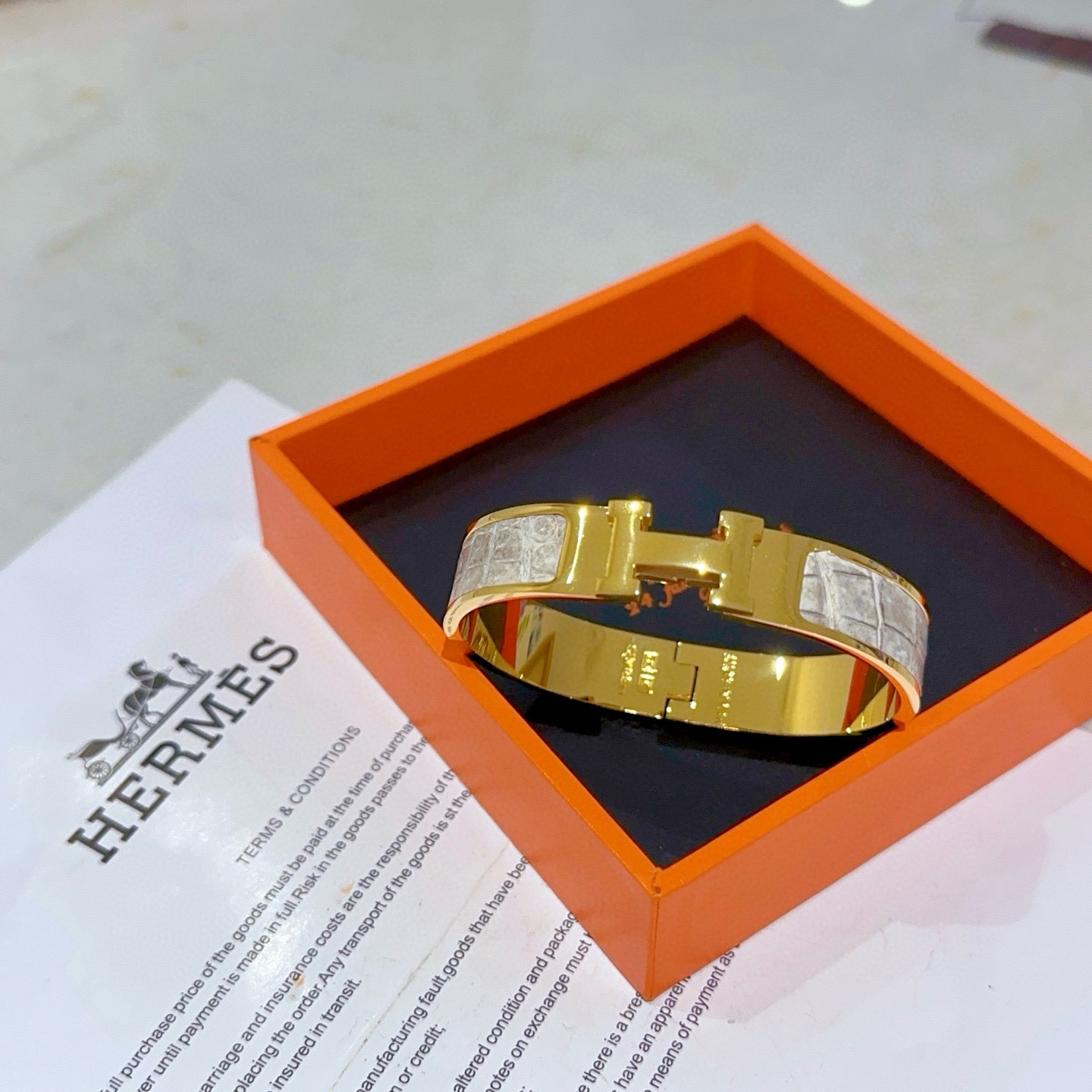 NO:589854,Batch. Genuine crocodile leather supports skin inspection Hermes Hermes bracelet v gold original customization Hermes bracelet Crocodile leather material craftsmanship is a test of the master's craftsmanship. Make sure the color is hand-made [color] [color] v gold high-end customization Goddess King brand Hermès hot bracelet Super fine praise for various goddesses Celebrities Same style High-end real crocodile leather material, not often soaked in water No return or exchange after wearing  K gold texture, fine workmanship, really nice to use, fine jewelry, hermes, hermes, bracelet, crocodile skin19860909批. 真鳄鱼皮 支持验皮 Hermes 爱马仕手镯 v金原版定制 爱马仕手环 鳄鱼皮材质工艺太考验师傅的手艺了 要确保色泽手工制作好[色][色] v金高端定制 女神 皇者品牌爱马仕火爆手镯 超精赞各路女神 明星 同款 高端真鳄鱼皮材质,佩戴不常泡水 佩戴过不退换 k金质感,精工纯手工出品上手真的赞,饰品精品,hermes,hermes,bracelet,crocodile skin,Jewelry
