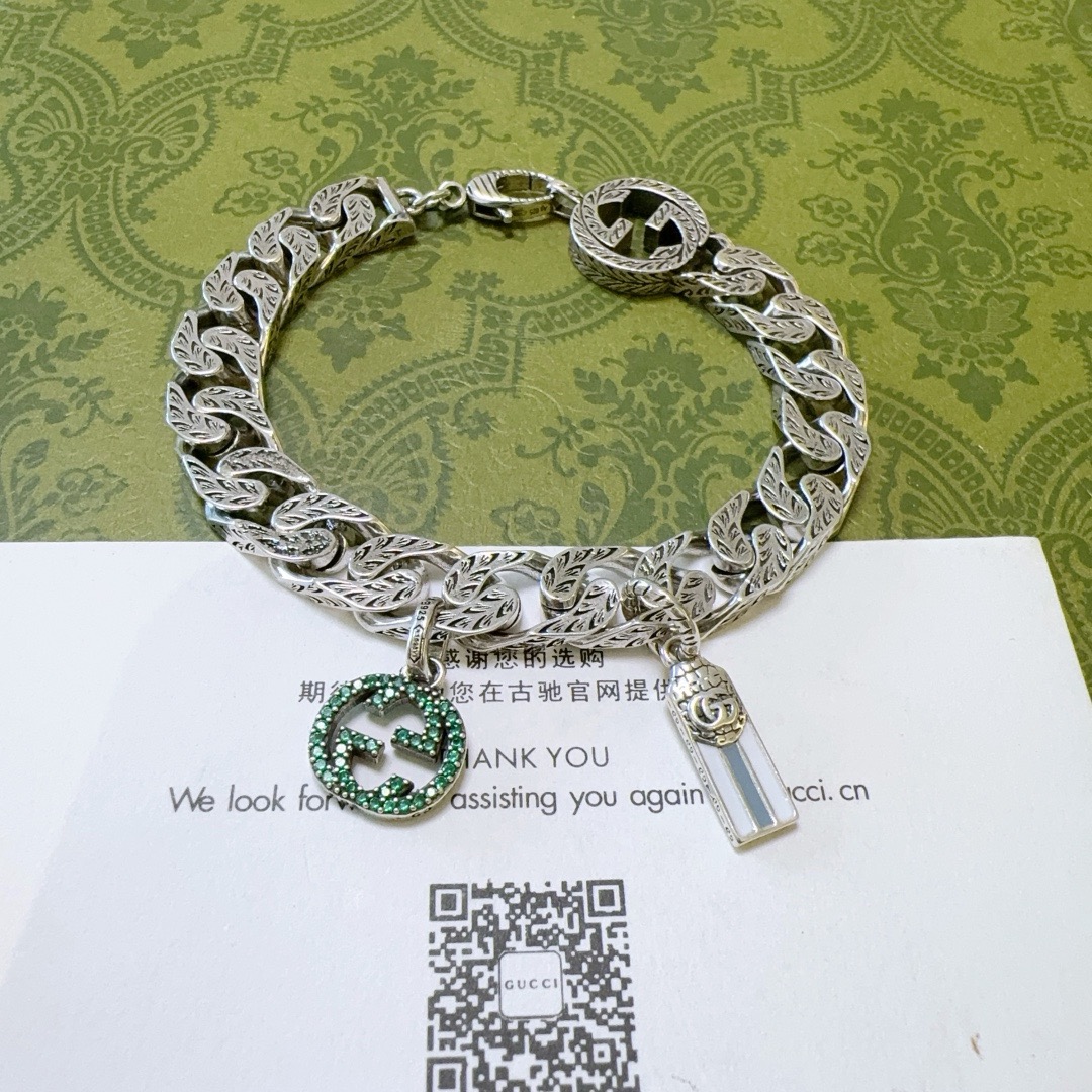 NO:588498,Batch. The latest tycoon version of the bracelet. Pay attention to the details. Exclusive high quality Gucci bracelet. The latest classic style. Exquisite regardless of style and texture. It is absolutely top-notch. Just take a look and you will understand. Super nice. The best choice to match clothes. A must-have artifact for men and women. The size is 17 to 24 centimeters. Boutique jewelry, gucci, gucci, bracelet.19860909批. 最新出炉土豪版手链 认准细节 独家高品质 Gucci古驰手链最新款的经典款 精致无论款式 质感 都是绝对的顶尖feel 只要看一眼就懂了超 nice 搭配衣服最佳的选择,男女同款必备神器 码数17到24公分,饰品精品,gucci,gucci,bracelet,Jewelry