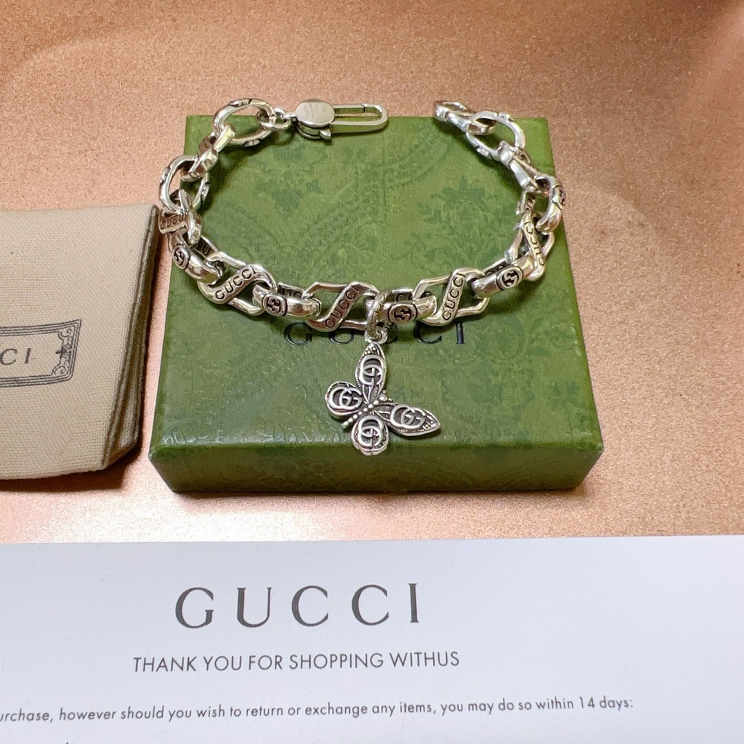 NO:588504,Batch. The latest Gucci bracelet is the latest classic model. It is exquisite regardless of style and texture. It is absolutely top-notch. You can understand the original logo at a glance. It is super nice. It is the best choice for matching clothes. It is a must-have artifact for men and women. Size 17.18.19.20.21.22.23.24cm, fine jewelry, gucci, gucci, bracelet19860909批. 最新出炉 Gucci古驰手链最新款的经典款 精致无论款式 质感 都是绝对的顶尖feel 只要看一眼就懂了原版logo 超 nice 搭配衣服最佳的选择,男女同款必备神器 码数17.18.19.20.21.22.23.24cm,饰品精品,gucci,gucci,bracelet,Jewelry