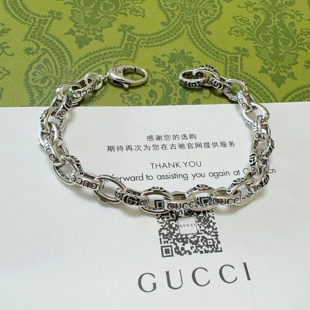 NO:588510,Batch. Gucci Recommended Models 2025 Latest Gucci Bracelet The latest classic model. Exquisite regardless of style and texture, it is absolutely top-notch. You can understand the original logo at a glance. Super nice. The best choice to match clothes. A must-have item for men and women. Size 16.17.18.19.20.21.22.cm. Simple and elegant, low-key and luxurious. Boutique jewelry, gucci, gucci, bracelet.19860909批 . 古驰推荐款2025最新出炉 Gucci古驰手链最新款的经典款 精致无论款式 质感 都是绝对的顶尖feel 只要看一眼就懂了原版logo 超 nice 搭配衣服最佳的选择,男女同款必备神器 码数16.17.18.19.20.21.22.厘米 简单又大气,低调显奢华,饰品精品,gucci,gucci,bracelet,Jewelry
