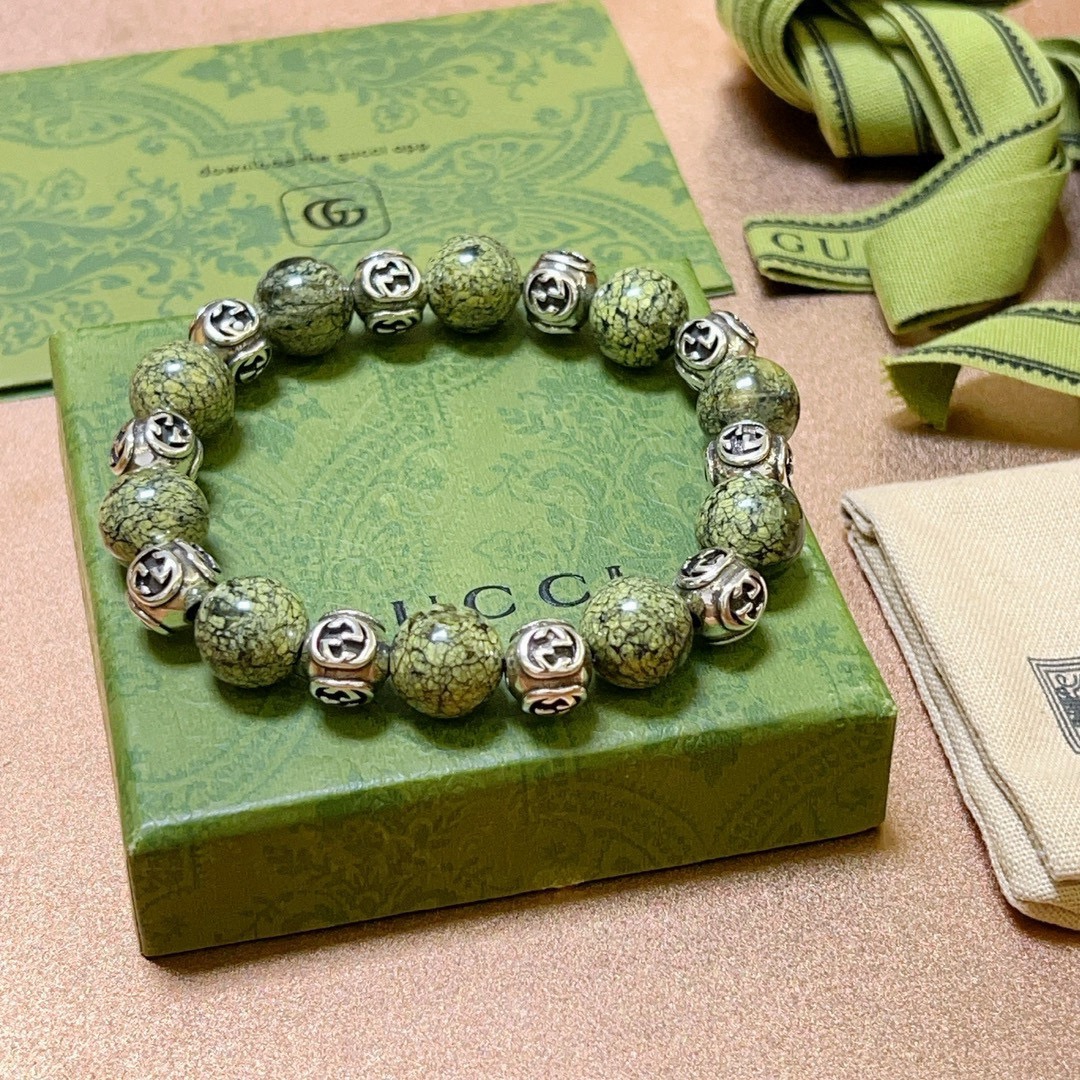 NO:588464,Batch New product launch official announcement Gucci bracelets are available for men and women. The latest natural stone Yaowang stone bracelet is of higher grade. The same style for celebrities. Anger Forest series double G bracelet. Size: 16-24 cm. Details are distressed. Non-market glossy version. Non-market ordinary version. This one has been released. Best-selling model in Gucci. Very good match with clothes, high-quality jewelry, gucci, bracelet.19860909批 新品发布官宣上市 古驰手链男女同款 最新款天然石药王石手链档次更高明星同款Anger Forest系列双g手链 尺寸:16-24厘米 细节对版做旧处理 非市面亮面版型 非市面普通做这款一直在出 古驰里面热卖款 非常好搭配衣服,饰品精品,gucci,bracelet,Jewelry
