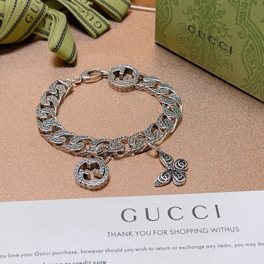 NO:588489,Batch. Gucci recommended models for 2025. The latest Gucci bracelet is a classic model. It is exquisite regardless of style and texture. It is absolutely top-notch. You can understand the original logo at a glance. Super nice. The best choice to match clothes. A must-have item for men and women. Size 16.17.18.19.20.21.22.23 24 cm. Simple and elegant, low-key and luxurious. Boutique jewelry, gucci, gucci, bracelet.19860909批 . 古驰推荐款2025最新出炉 Gucci古驰手链最新款的经典款 精致无论款式 质感 都是绝对的顶尖feel 只要看一眼就懂了原版logo 超 nice 搭配衣服最佳的选择,男女同款必备神器 码数16.17.18.19.20.21.22.23 24厘米 简单又大气,低调显奢华,饰品精品,gucci,gucci,bracelet,Jewelry