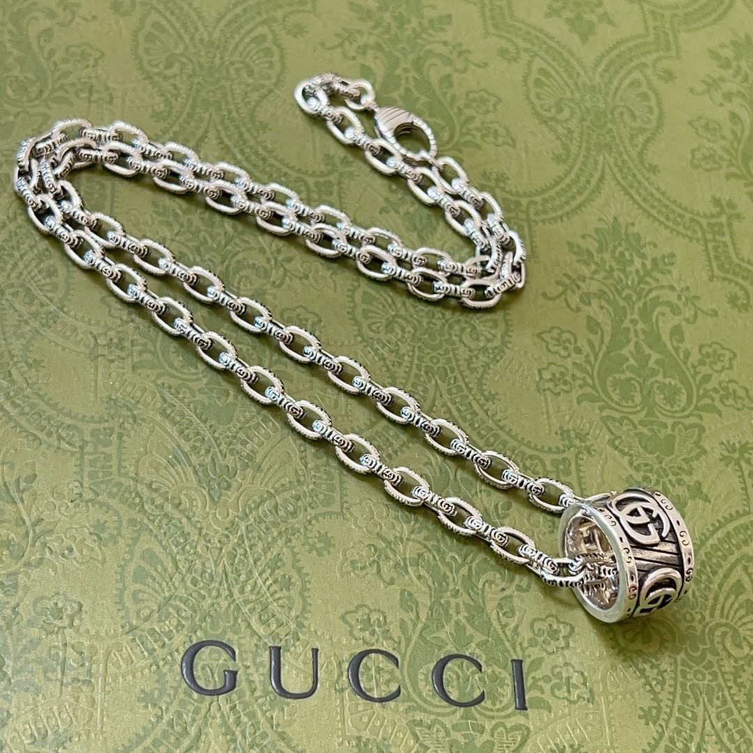 NO:588521,Batch Douyin is the first choice for bringing goods. Gucci necklace 2025 bold latest chain with higher grade. Stars have the same Anger Forest series double G Gucci necklace. The chain length is 60 cm and the length can be changed. The details are distressed. Non-market shiny version. This one has been out. The best-selling model in Gucci. It is very good to match trendy clothes, fine jewelry, gucci, necklace.19860909批 抖音带货首选 古驰项链2025加粗最新款链条档次更高明星同款Anger Forest系列双G古驰项链 链长60厘米可改长度 细节对版做旧处理 非市面亮面版型 这款一直在出 古驰里面热卖款 非常好搭配潮流衣服,饰品精品,gucci,necklace,Jewelry