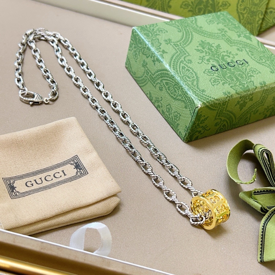 NO:588572,Batch Gucci necklace’s latest chain is of higher quality, the same style as the Anger Forest series double G Gucci necklace for celebrities. Gucci classic retro necklace. European and American trend style. The details are distressed. Non-market glossy version. This one has been on the market. It is a best-selling model in Gucci. It is very good to match trendy clothes, fine jewelry, gucci, necklace.19860909批 古驰项链最新款链条档次更高明星同款Anger Forest系列双G古驰项链 古驰经典复古项链 欧美潮流风 细节对版做旧处理 非市面亮面版型 这款一直在出 古驰里面热卖款 非常好搭配潮流衣服,饰品精品,gucci,necklace,Jewelry