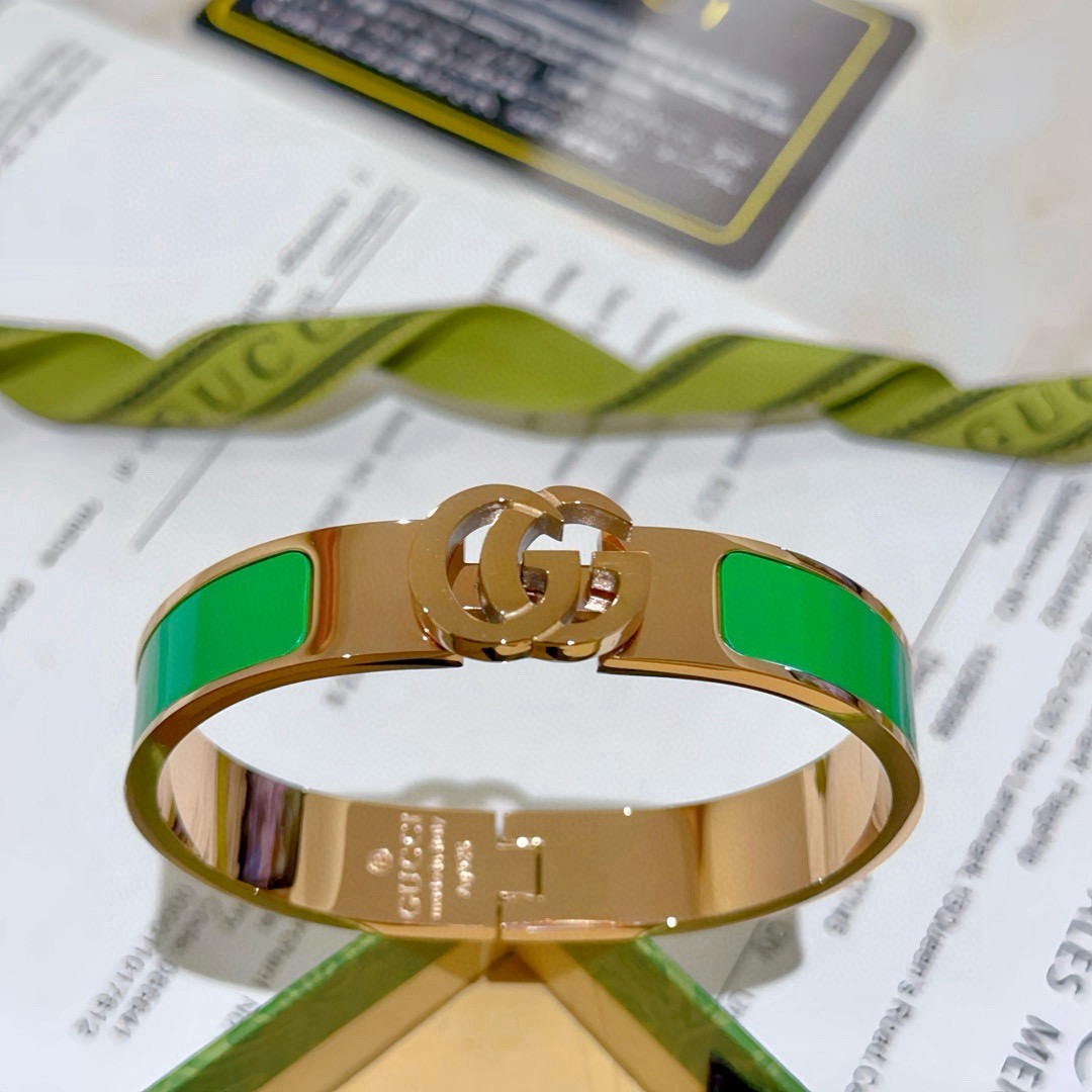 NO:588540,Batch. Gucci bracelets are hand-made, the latest bracelets are of a higher grade, the same style as the Anger Forest series, Double G classic series, Gucci bracelets. The details are matched with K gold processing. The shiny version is not available in the market. This one has been on the market. It is a best-selling model in Gucci. It goes well with trendy clothes, fine jewelry, Gucci, and bracelets.19860909批.古驰手镯手环纯手工打造最新款手镯档次更高明星同款Anger Forest系列双G经典款系列古驰手环 细节对版K金处理 非市面亮面版型 这款一直在出 古驰里面热卖款 非常好搭配潮流衣服,饰品精品,gucci,bracelet,Jewelry