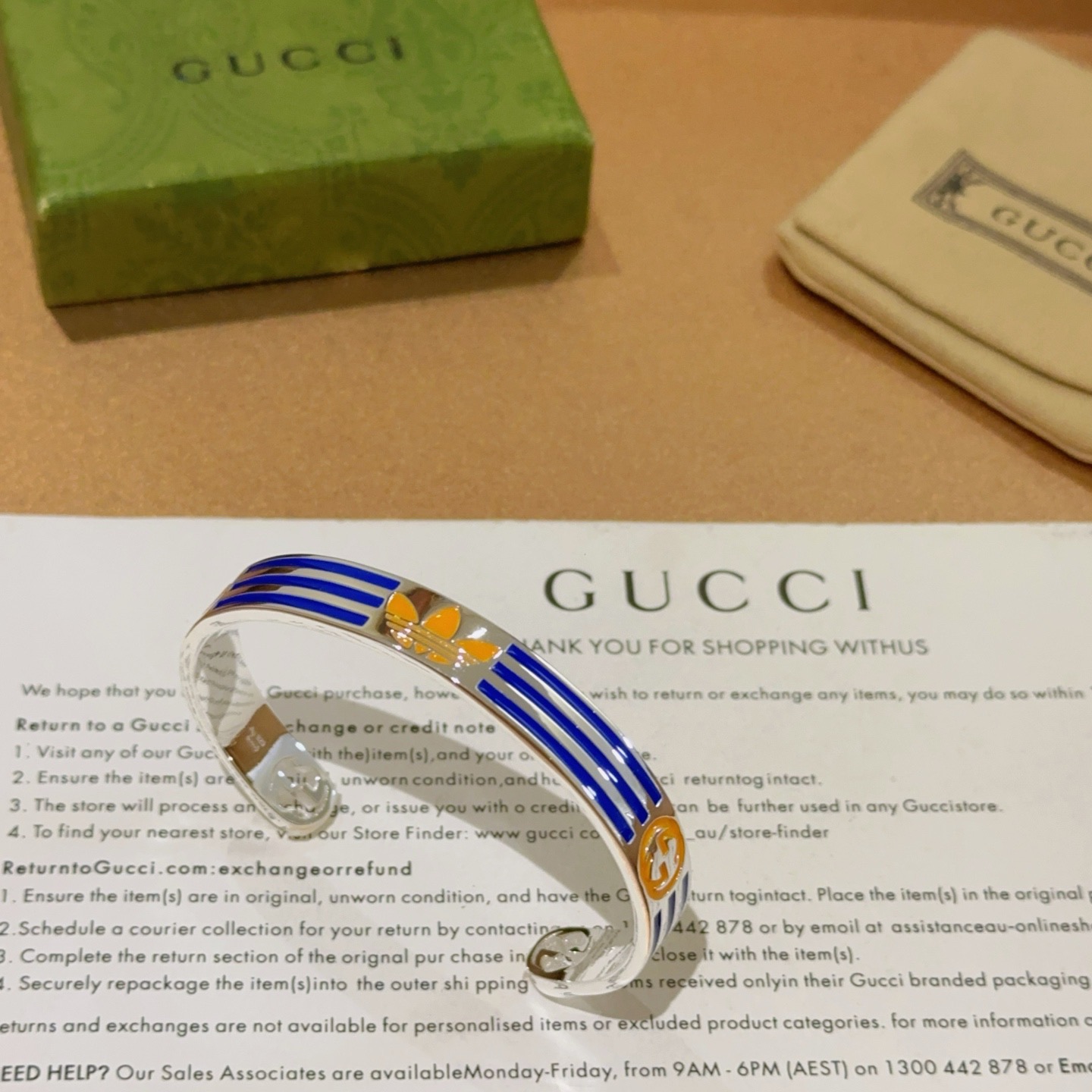 NO:588569,Batch. Gucci bracelets are hand-made latest bracelets with a higher grade. The same style as the Anger Forest series Double G classic series Gucci bracelets. The details are distressed. The shiny version is not available in the market. This one has been on the market. It is a best-selling model in Gucci. It goes well with trendy clothes, high-quality jewelry, Gucci, and bracelets.19860909批.古驰手镯手环纯手工打造最新款手镯档次更高明星同款Anger Forest系列双G经典款系列古驰手环 细节对版做旧处理 非市面亮面版型 这款一直在出 古驰里面热卖款 非常好搭配潮流衣服,饰品精品,gucci,bracelet,Jewelry