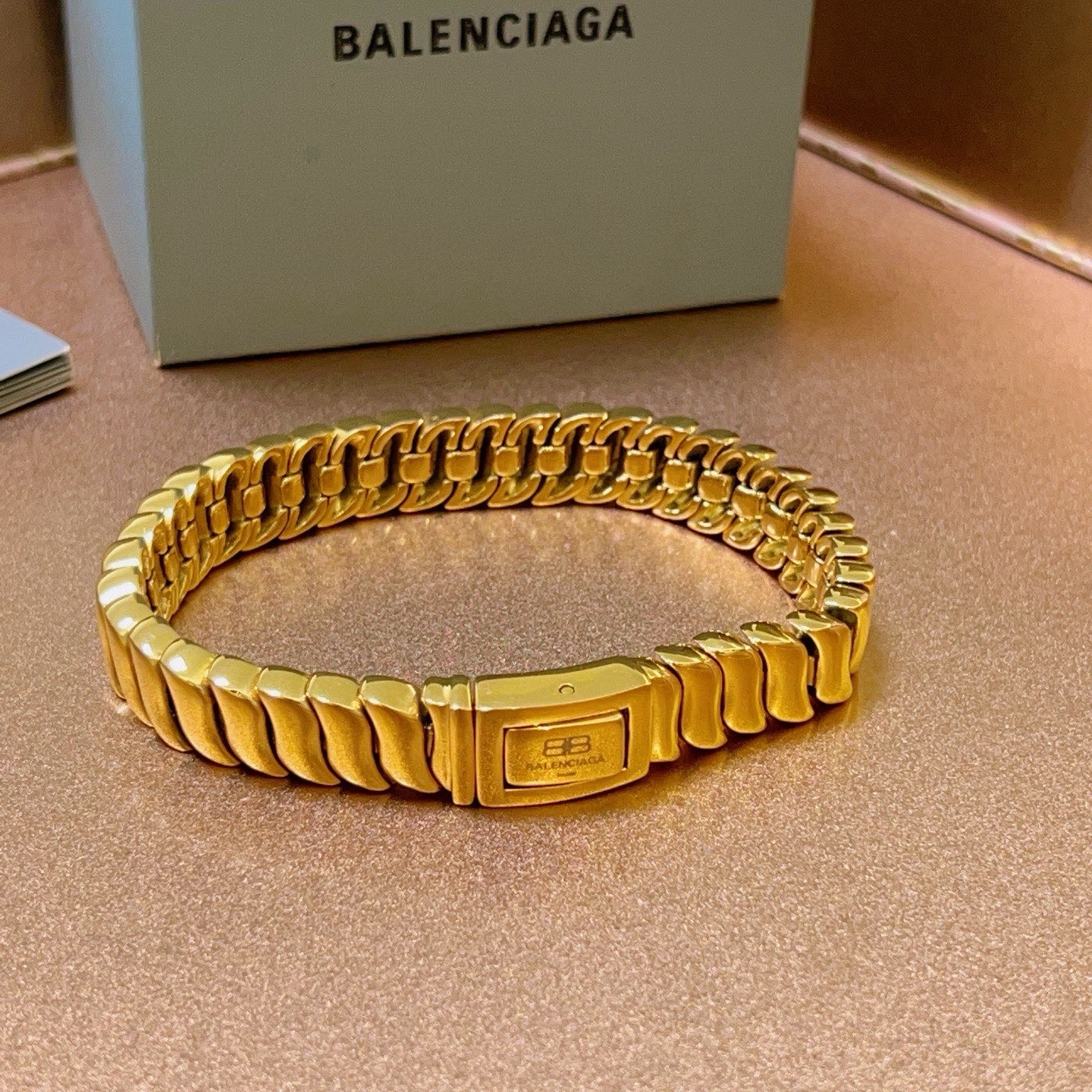 NO:588620,Batch of original single goods, new products, Balenciaga bracelets, Balenciaga new bracelet counters, fine details, every detail process is in place, fine design craftsmanship, hot models shipped, unique design, Spanish style, Balenciaga bracelets, no fading with any wear, high-end gold products, fine jewelry, balenciaga, balenciaga, bracelet19860909批 原单货新品 巴黎世家手链Balenciaga 新款手链专柜一致 细节做工精细 每个细节流程到位 设计工艺精细 火爆款出货 设计独特 西班牙风格 巴黎世家手链 任带不退色 咪金高端货,饰品精品,balenciaga,balenciaga,bracelet,Jewelry