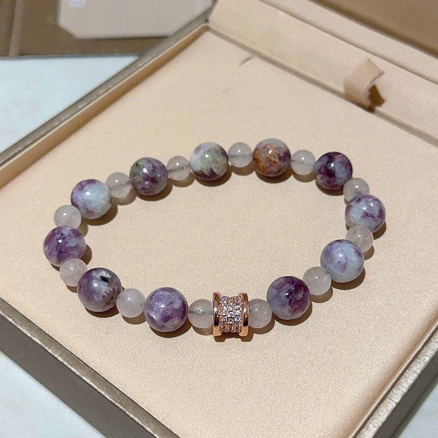 NO:588627,Batch. BVLGARI Bracelet V gold material BVLGARI DIVAS' DREAM series natural purple jade bracelet is in perfect condition, the details are invincible, the unique color is completely impeccable, and it is decorated with a classic ring shape design, which is simple yet elegant and eye-catching. The V gold pure handmade combination is more elegant and elegant. Same style for men and women. Bvlgari bracelet size: 18 20 22  24 cm, fine jewelry, bottega veneta, bvlgari, bvlgari, bracelet19860909批.宝格丽手链V金材质 BVLGARI宝格丽 DIVAS‘ DREAM 系列 天然紫玉石手链品相完美,细节无敌,那种独特的色泽完全无可挑剔,再缀以经典指环外形设计,简约之余却又优雅夺目,V金纯手工的组合更显气色,上手雅致动人.男女同款 宝格丽手链尺寸:18 20 22 24厘米,饰品精品,bottega veneta,bvlgari,bvlgari,bracelet,Jewelry