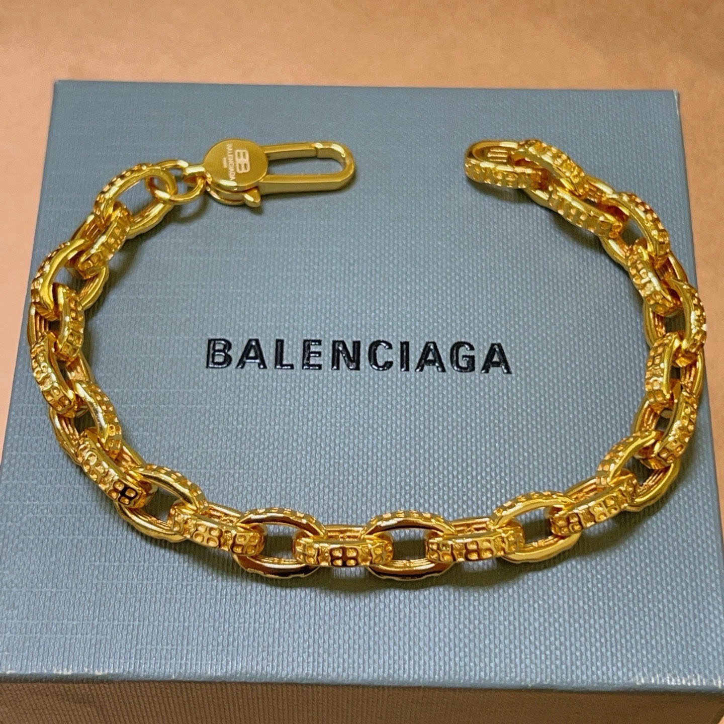 NO:588663,Batch. Check the details to see if they are original discounts. Original details. Original items. New products. Balenciaga Balenciaga Bracelet Counter Consistent Balenciaga Bracelet. Men's hot model shipped. Unique design, avant-garde, a must-have for men and women!  Size 18 20 22 24cm, fine jewelry, balenciaga, balenciaga, bracelet19860909批. 看清细节是否原版扣头 原版细节 原单货新品 巴黎世家 Balenciaga手链专柜一致巴黎世家手链 男士火爆款出货 设计独特 前卫 男女必备！码数18 20 22 24cm,饰品精品,balenciaga,balenciaga,bracelet,Jewelry