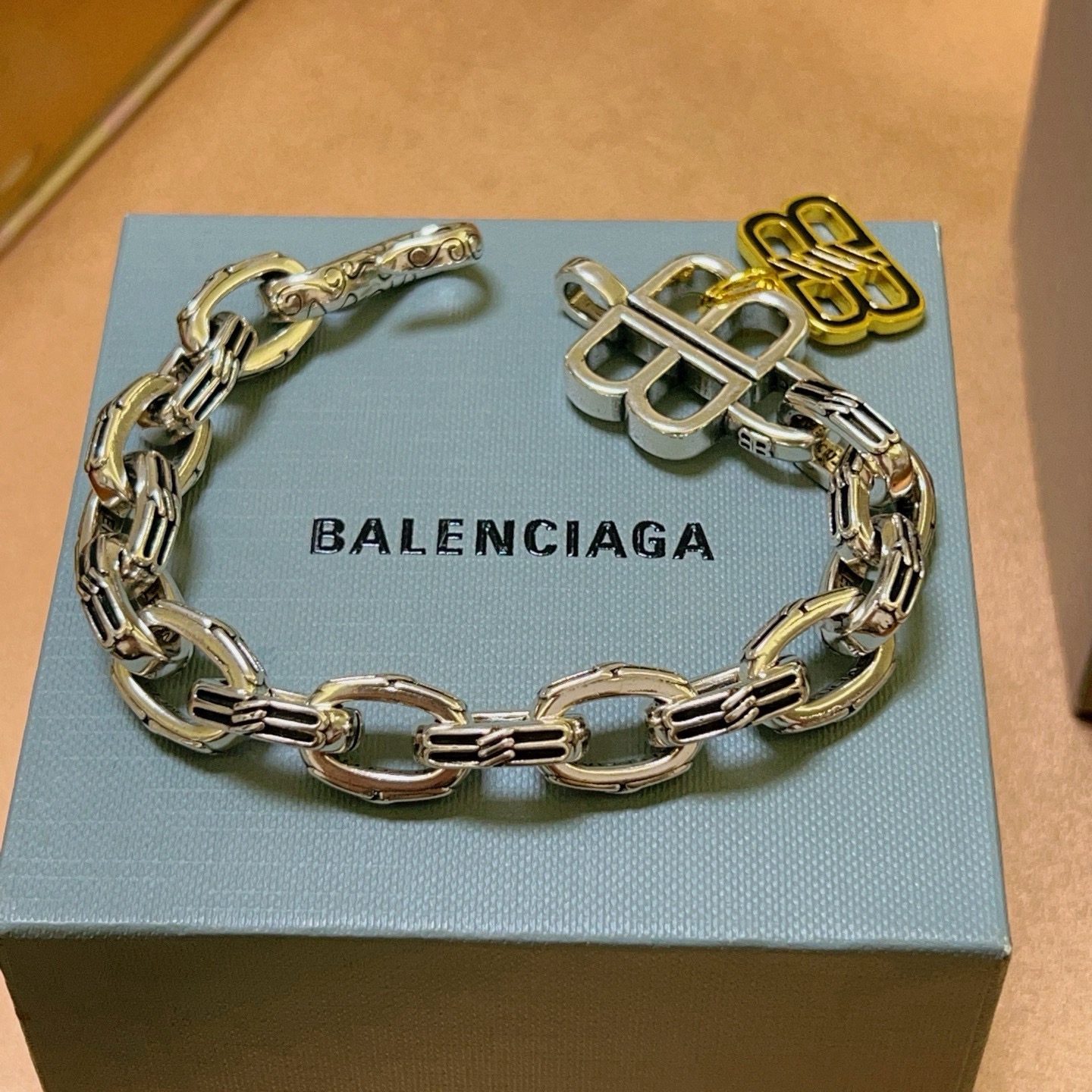 NO:588673,Batch. Original new product Balenciaga Balenciaga Bracelet Counter Same Balenciaga Bracelet Men's hot model shipped Unique design avant-garde A must-have for men and women!  Size 18.20.22.24cm, fine jewelry, balenciaga, balenciaga, bracelet19860909批. 原单货新品 巴黎世家 Balenciaga手链专柜一致巴黎世家手链 男士火爆款出货 设计独特 前卫 男女必备！码数18.20.22.24cm,饰品精品,balenciaga,balenciaga,bracelet,Jewelry