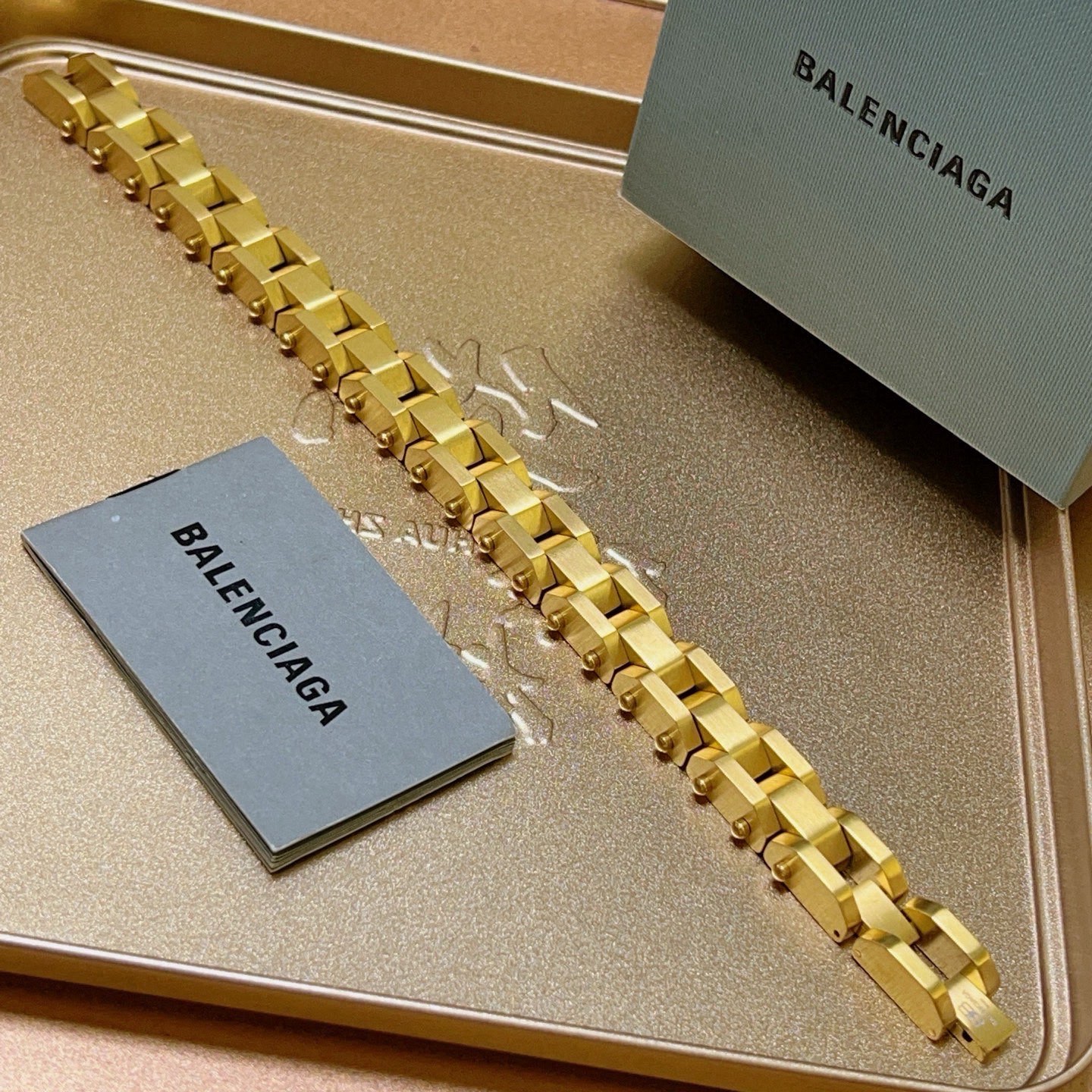 NO:588705,Batch. Original new product Balenciaga Balenciaga Bracelet Counter Same Balenciaga Bracelet Popular models for men and women shipped Unique design avant-garde A must-have for men and women!  A high-quality item with a color retention of up to 2 years. The texture of the gold is super great, fine jewelry, balenciaga, balenciaga, bracelet19860909批. 原单货新品 巴黎世家 Balenciaga手链专柜一致巴黎世家手链 男女火爆款出货 设计独特 前卫 男女必备！保色能达2年的高品质单品 咪金质感超级棒,饰品精品,balenciaga,balenciaga,bracelet,Jewelry