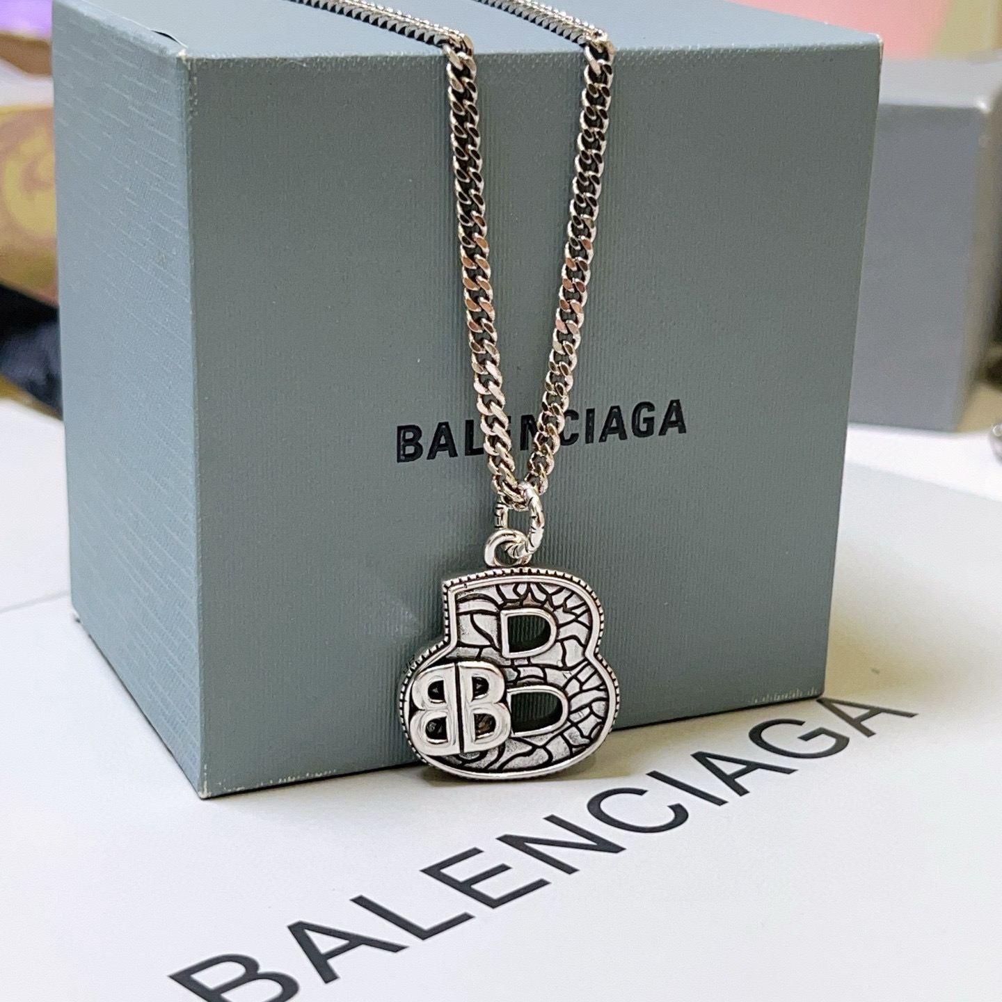 NO:588669,Batch original single goods new products Balenciaga necklace Balenciaga new necklace counter consistent fine details workmanship every detail process in place fine design craftsmanship hot models shipped unique design retro style Balenciaga necklace, jewelry boutique, balenciaga, balenciaga, necklace19860909批 原单货新品 巴黎世家项链 Balenciaga 新款项链专柜一致 细节做工精细 每个细节流程到位 设计工艺精细 火爆款出货 设计独特 复古风格 巴黎世家项链,饰品精品,balenciaga,balenciaga,necklace,Jewelry