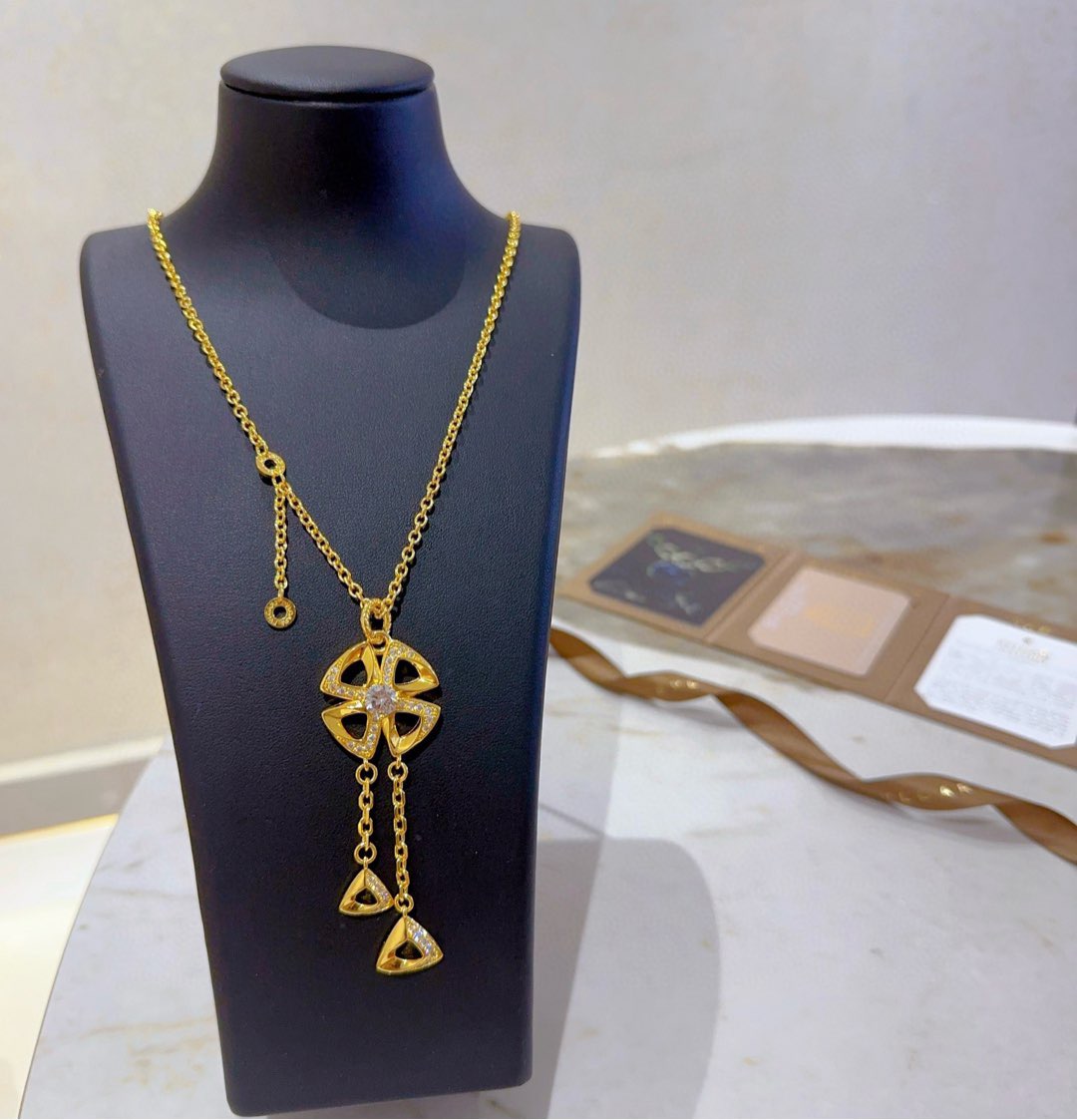 NO:589909,Batch. Bulgari necklace V gold material BVLGARI BVLGARI DIVAS’ DREAM series The appearance is perfect, the details are invincible, the unique color is completely impeccable, and it is decorated with a classic ring shape design, which is simple yet elegant and eye-catching. The combination of V gold is more elegant, and the upper body is elegant and attractive. Same style for men and women. Bulgari necklaces, jewelry boutiques, bottega veneta, bvlgari, bvlgari, necklace19860909批.宝格丽项链V金材质 BVLGARI宝格丽 DIVAS‘ DREAM 系列 品相完美,细节无敌,那种独特的色泽完全无可挑剔,再缀以经典指环外形设计,简约之余却又优雅夺目,V金的组合更显气色,上身雅致动人.男女同款 宝格丽项链,饰品精品,bottega veneta,bvlgari,bvlgari,necklace,Jewelry