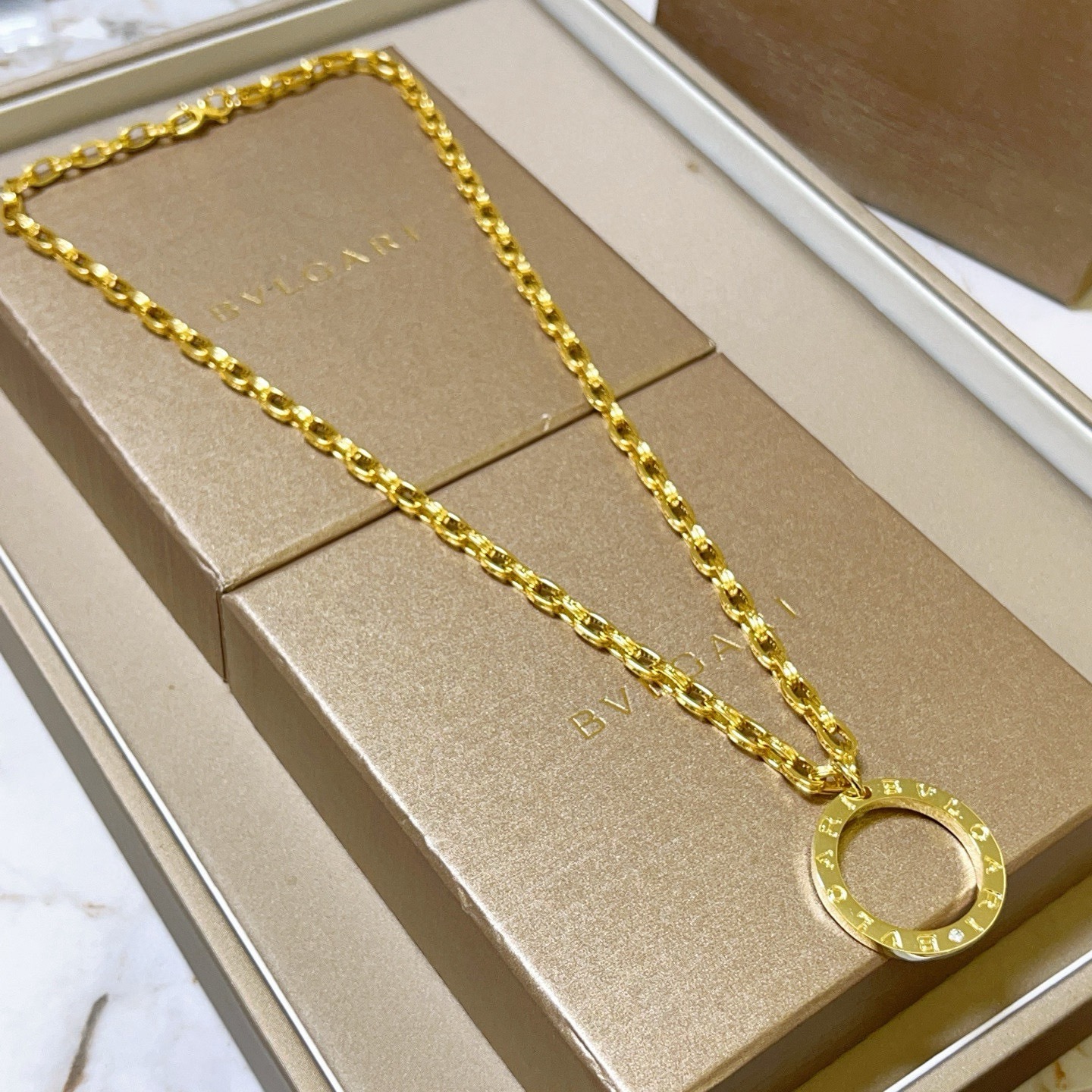 NO:589941,Batch Bulgari necklace V gold material BVLGARI BVLGARI DIVAS’ DREAM series The appearance is perfect, the details are invincible, the unique color is completely impeccable, and it is decorated with a classic ring shape design, which is simple yet elegant and eye-catching. The combination of V gold is more elegant, and the upper body is elegant and attractive. Same style for men and women. Bvlgari necklaces, jewelry boutiques, bottega veneta, bvlgari, bvlgari, necklace19860909批 宝格丽项链V金材质 BVLGARI宝格丽 DIVAS‘ DREAM 系列 品相完美,细节无敌,那种独特的色泽完全无可挑剔,再缀以经典指环外形设计,简约之余却又优雅夺目,V金的组合更显气色,上身雅致动人.男女同款 宝格丽项链,饰品精品,bottega veneta,bvlgari,bvlgari,necklace,Jewelry