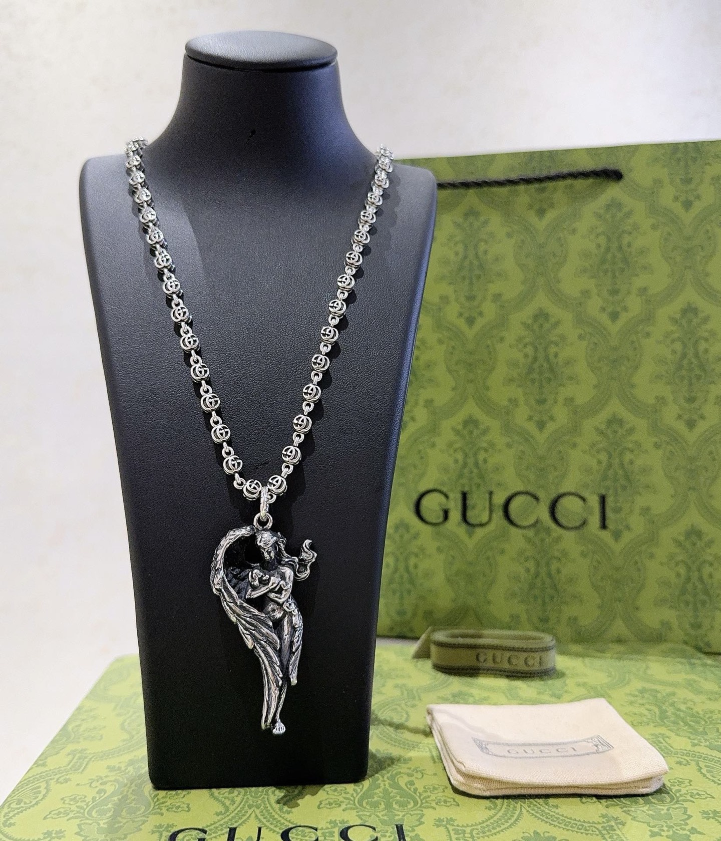 NO:603519,Batch of new products released. The latest chain of Gucci necklace has a higher grade. The same model as the star Anger Forest series, double G classic design concept necklace series, retro silver necklace. The details are distressed. The shiny version is not available in the market. This one has been released. It is a best-selling model in Gucci. It is very good to match with trendy clothes, fine jewelry, gucci, necklace.19860909批新品发布 古驰项链最新款链条档次更高明星同款Anger Forest系列双G经典款设计理念项链系列复古银项链 细节对版做旧处理 非市面亮面版型 这款一直在出 古驰里面热卖款 非常好搭配潮流衣服,饰品精品,gucci,necklace,Jewelry