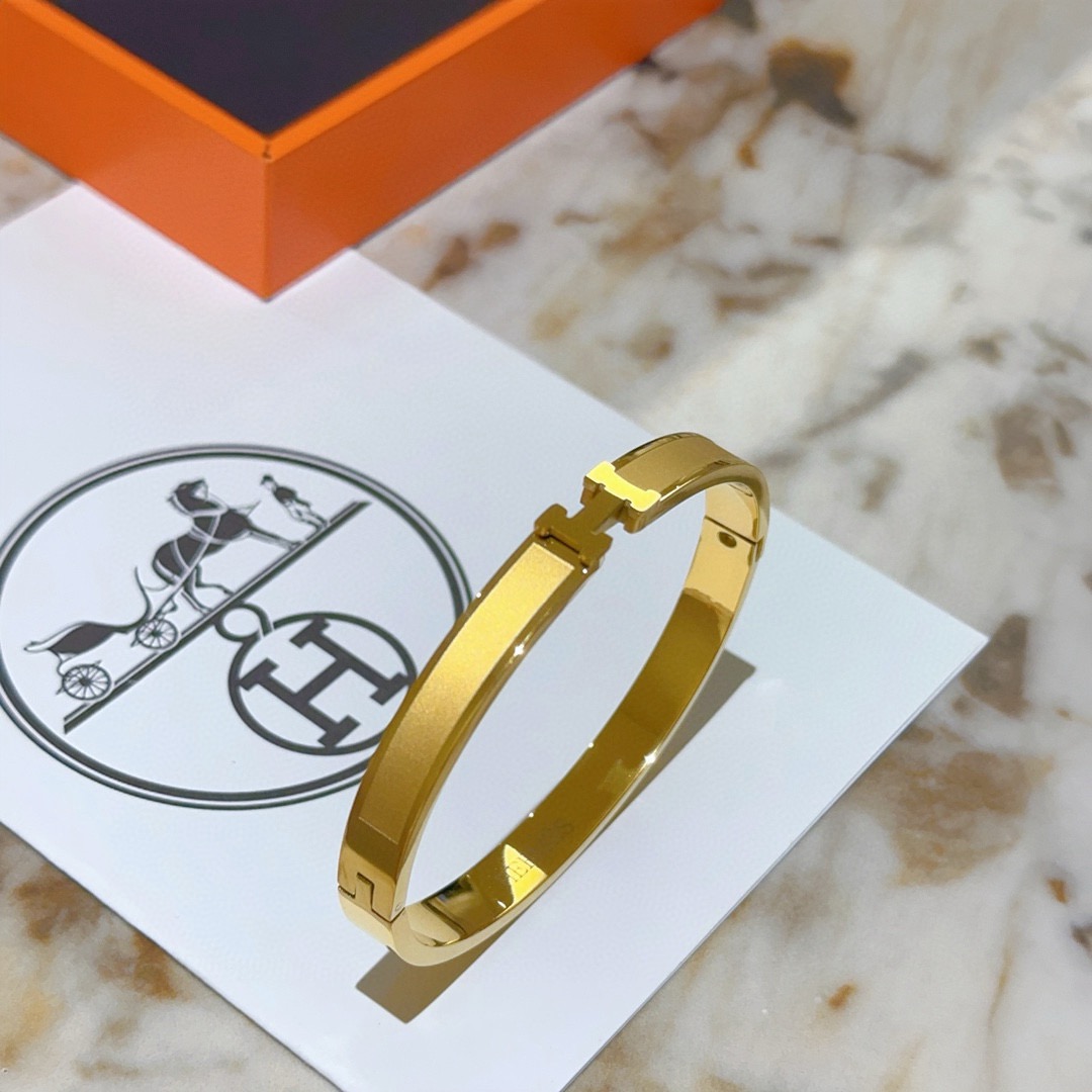 NO:603515,Batch. Hermès bracelets are a test of the craftsmanship. Make sure the details are good [color][color]. High-end customization. Goddess all love Hermès. Popular bracelets. Super fine and praised by all goddesses. Stars have the same style. High-end material gold-plated, real gold texture is really amazing. Boutique jewelry, hermes, bracelet, gold plating19860909批. 爱马仕手镯 太考验师傅的手艺了 要确保细节好[色][色] 高端定制 女神 都爱爱马仕火爆 手镯 超精赞各路女神 明星 同款 高端材质镀金,真金质感上手真的赞,饰品精品,hermes,bracelet,gold plating,Jewelry
