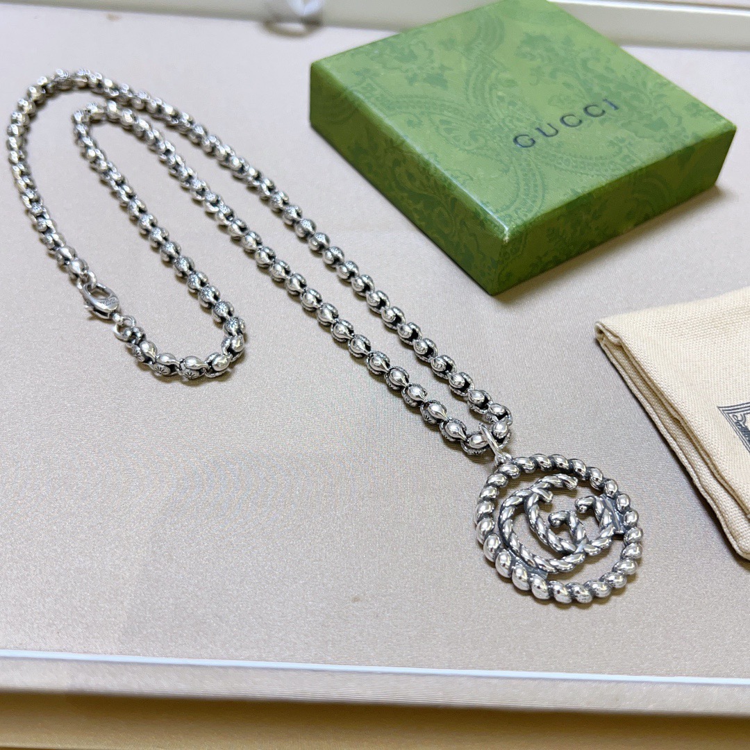 NO:603529,Batch New product launches are not explosive until they are released. ♀ Look for exclusive details and quality. Douyin is the first choice for Internet celebrities. The latest chain of Gucci necklaces is of higher quality. The same style as the Anger Forest series double G design concept retro necklace for celebrities. It makes the high-end clothes more elegant and more brand-like and personalized when going out. The details are distressed. The non-market glossy version. This one has been out. The best-selling model in Gucci. Very easy to match, fine jewelry, gucci, necklace.19860909批  新品发布不爆不发 ♀认准独家细节和品质抖音带货网红首选 古驰项链最新款链条档次更高明星同款Anger Forest系列双g设计理念复古项链 让高档的衣服搭配更有气质 出去更有牌面和个性 细节对版做旧处理 非市面亮面版型 这款一直在出 古驰里面热卖款 非常好搭配,饰品精品,gucci,necklace,Jewelry