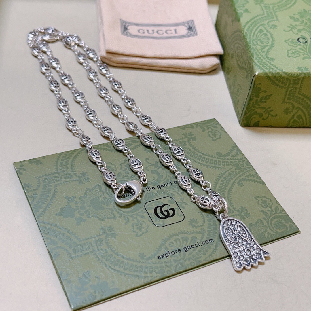 NO:603533,The latest Gucci necklace has a higher grade. The same model as the star's Anger Forest series. Double G classic design concept necklace series. Retro silver necklace. The chain length is 60 cm. The details are distressed. The shiny version is not available in the market. This one has been on the market. It is a best-selling model in Gucci. It is very good to match with trendy clothes, fine jewelry, gucci, necklace.19860909批古驰项链最新款链条档次更高明星同款Anger Forest系列双G经典款设计理念项链系列复古银项链 链长60厘米 细节对版做旧处理 非市面亮面版型 这款一直在出 古驰里面热卖款 非常好搭配潮流衣服,饰品精品,gucci,necklace,Jewelry