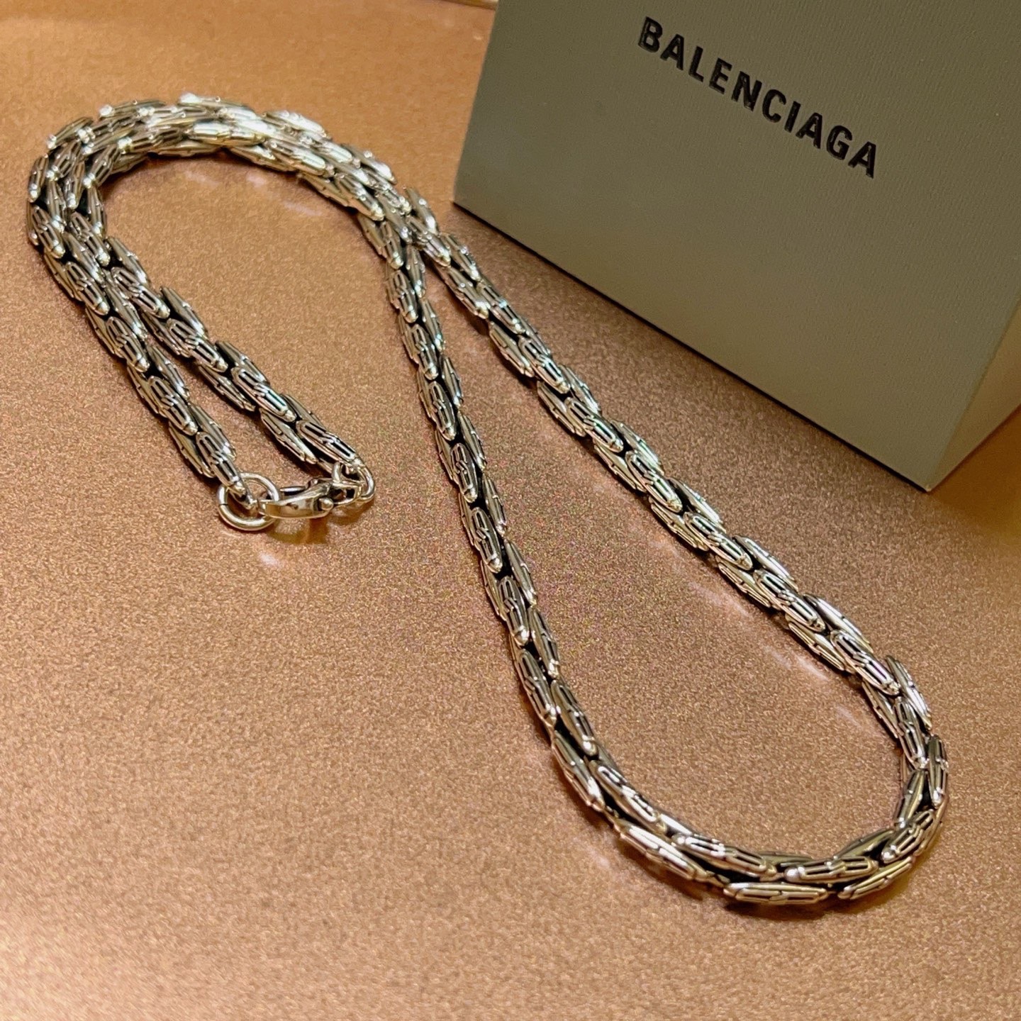 NO:603556,Batch original single goods new products Balenciaga necklace Balenciaga new necklace counter consistent fine details workmanship every detail process in place fine design craftsmanship hot models shipped unique design retro style Balenciaga necklace, jewelry boutique, balenciaga, balenciaga, necklace19860909批 原单货新品 巴黎世家项链 Balenciaga 新款项链专柜一致 细节做工精细 每个细节流程到位 设计工艺精细 火爆款出货 设计独特 复古风格 巴黎世家项链,饰品精品,balenciaga,balenciaga,necklace,Jewelry