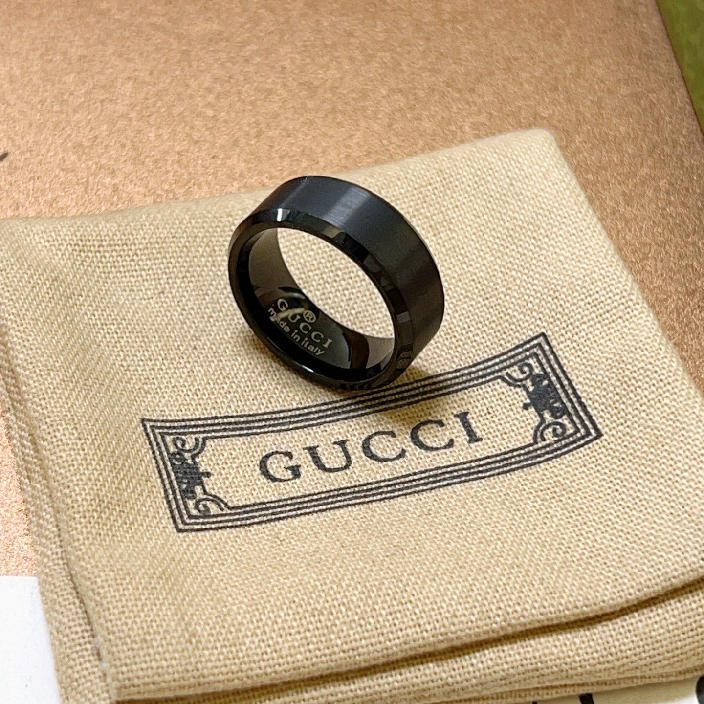 NO:603534,Batch. The latest style of Gucci ring is of higher quality. The same style as the star's Anger Forest series v gold texture double G. Pure handmade craftsmanship. Gucci ring. Detail matching is purely handmade. Non-market glossy version. This one has been out. The best-selling model in Gucci. Very easy to match with trendy clothes. The size is 7 8 9 10 11. Couple rings of the same style for men and women, fine jewelry, gucci, ring19860909批.古驰戒指最新款款式档次更高明星同款Anger Forest系列v金质感双G纯手工制作工艺 古驰戒指 细节对版纯手工处理 非市面亮面版型 这款一直在出 古驰里面热卖款 非常好搭配潮流衣服码数美7 8 9 10 11 男女同款情侣戒指,饰品精品,gucci,ring,Jewelry