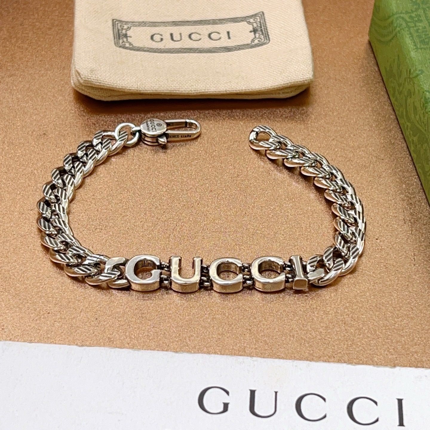 NO:603537,Batch. The latest Gucci bracelet is the latest classic model. It is exquisite regardless of style and texture. It is absolutely top-notch. You can understand the original logo at a glance. It is super nice. It is the best choice for matching clothes. It is a must-have item for men and women. The size is 18.20.22.24 cm. It can also be changed to other sizes. It is a boutique jewelry, gucci, gucci, bracelet.19860909批. 最新出炉 Gucci古驰手链最新款的经典款 精致无论款式 质感 都是绝对的顶尖feel 只要看一眼就懂了原版logo 超 nice 搭配衣服最佳的选择,男女同款必备神器 码数18.20.22.24厘米 还可以改其他尺寸,饰品精品,gucci,gucci,bracelet,Jewelry