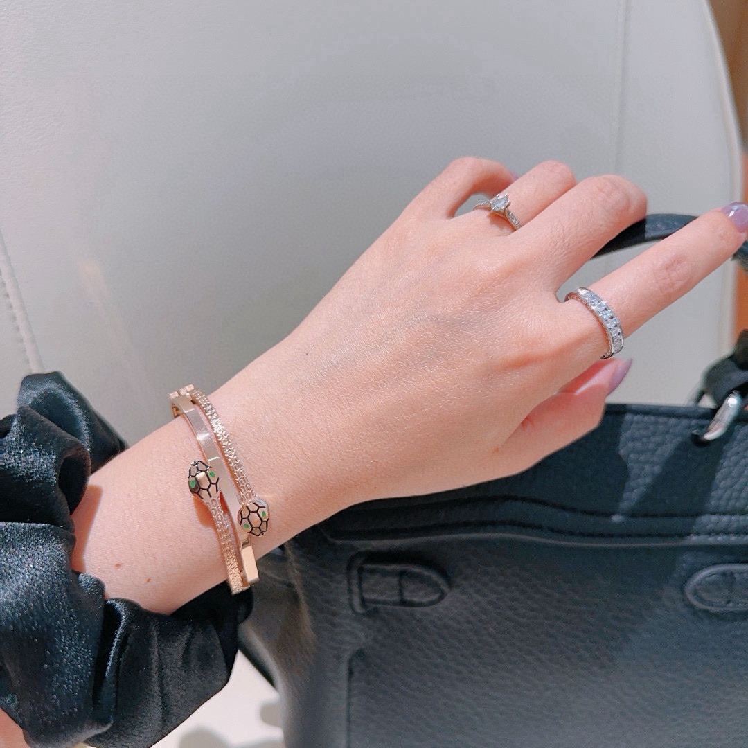 批125。宝格丽手镯Serpenti Viper系列间蛇骨手镯，V金材质 完美精心打磨，与金属边完美契合！充满诱惑和迷人的感性，钻石的璀璨奢华，呈现出中无与伦比的美感与力量，给你一个全新的面貌，诠释灵蛇固有的多面特质，蔓延弯曲，尽显其高雅而极具诱惑的美丽！🥰🥰🥰