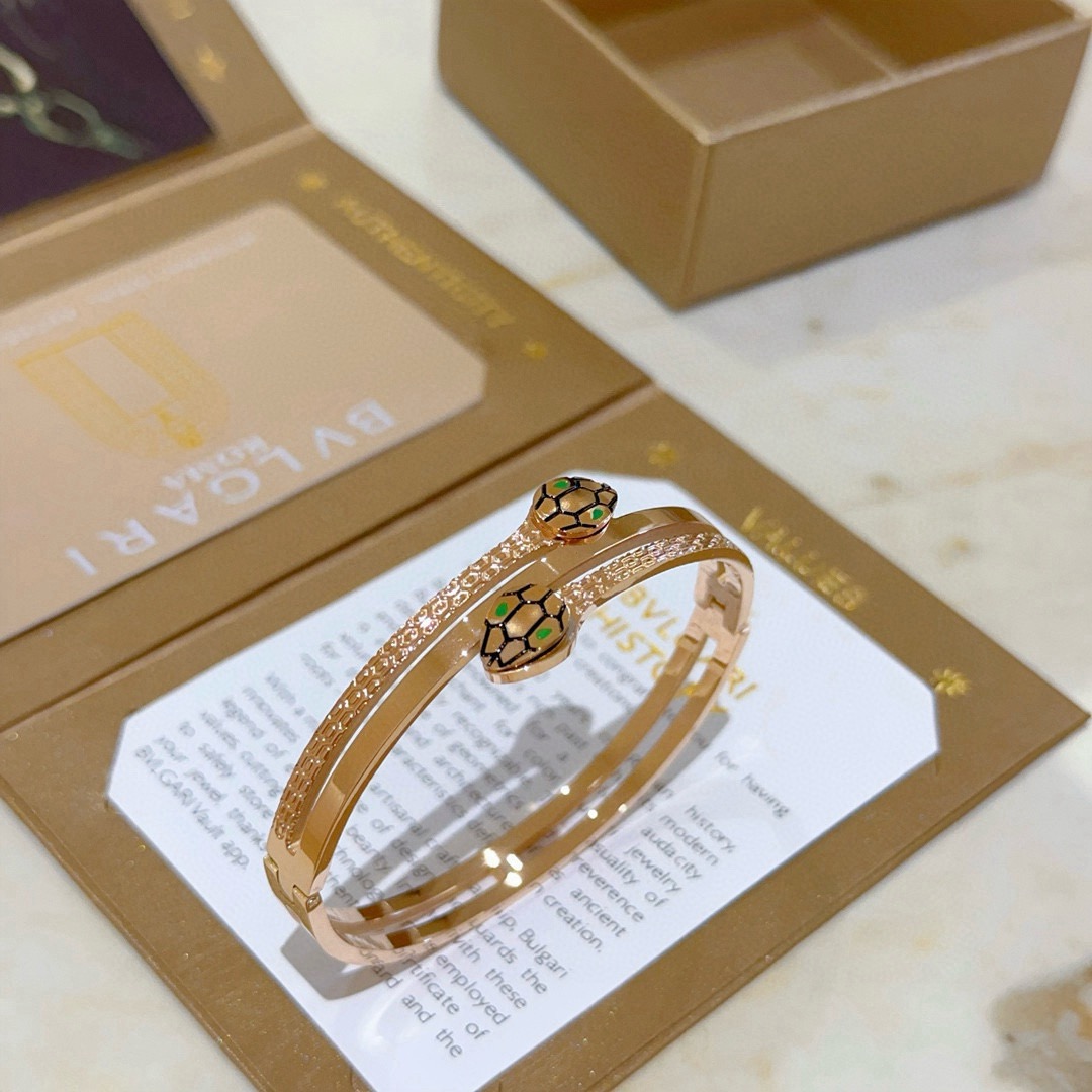 NO:603540,Batch. Bvlgari bracelet Serpenti Viper series snake bone bracelet, made of V gold, perfectly and carefully polished, and perfectly fits the metal edge!  Full of temptation and charming sensibility, the dazzling luxury of diamonds presents unparalleled beauty and power, giving you a new look, interpreting the inherent multi-faceted characteristics of the snake, spreading and bending, showing its elegant and seductive beauty!  ,boutique jewelry,bvlgari,bracelet19860909批.宝格丽手镯Serpenti Viper系列间蛇骨手镯,V金材质 完美精心打磨,与金属边完美契合！充满诱惑和迷人的感性,钻石的璀璨奢华,呈现出中无与伦比的美感与力量,给你一个全新的面貌,诠释灵蛇固有的多面特质,蔓延弯曲,尽显其高雅而极具诱惑的美丽！,饰品精品,bvlgari,bracelet,Jewelry
