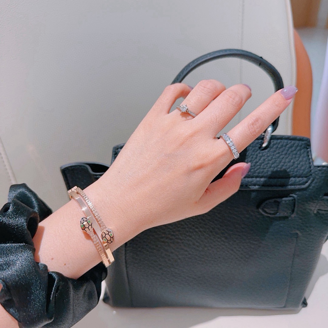 批125。宝格丽手镯Serpenti Viper系列间蛇骨手镯，V金材质 完美精心打磨，与金属边完美契合！充满诱惑和迷人的感性，钻石的璀璨奢华，呈现出中无与伦比的美感与力量，给你一个全新的面貌，诠释灵蛇固有的多面特质，蔓延弯曲，尽显其高雅而极具诱惑的美丽！🥰🥰🥰