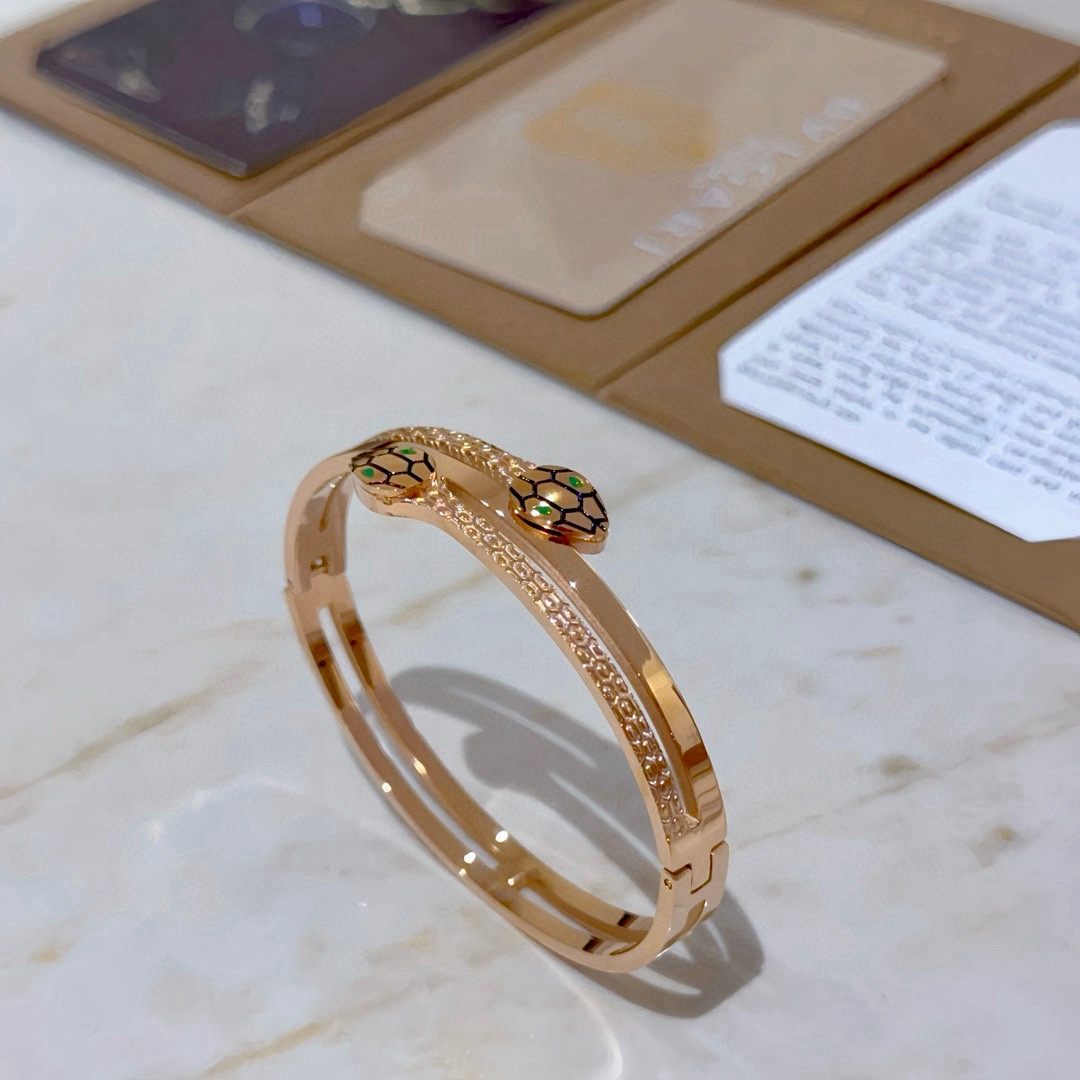 批125。宝格丽手镯Serpenti Viper系列间蛇骨手镯，V金材质 完美精心打磨，与金属边完美契合！充满诱惑和迷人的感性，钻石的璀璨奢华，呈现出中无与伦比的美感与力量，给你一个全新的面貌，诠释灵蛇固有的多面特质，蔓延弯曲，尽显其高雅而极具诱惑的美丽！🥰🥰🥰