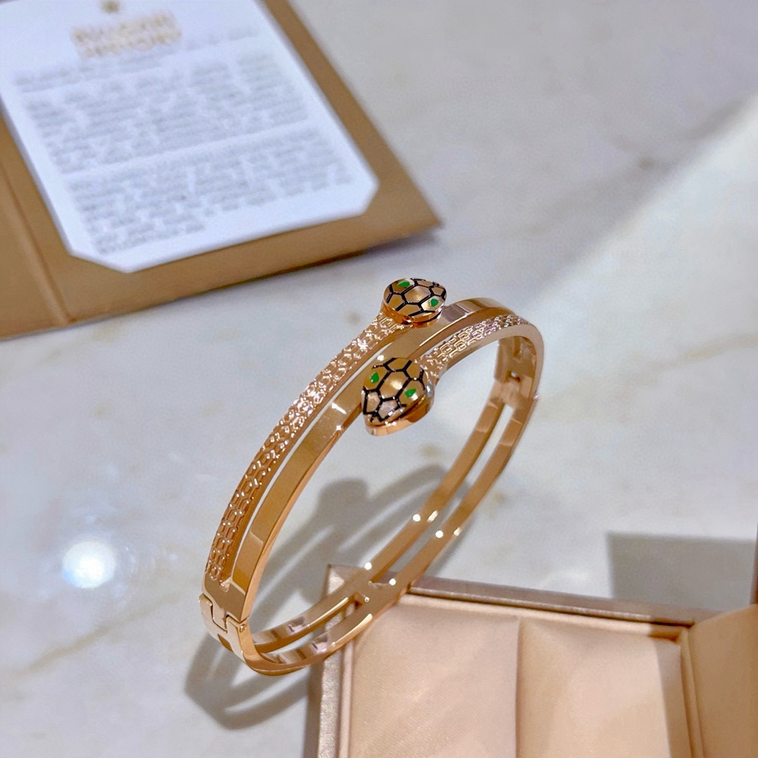 批125。宝格丽手镯Serpenti Viper系列间蛇骨手镯，V金材质 完美精心打磨，与金属边完美契合！充满诱惑和迷人的感性，钻石的璀璨奢华，呈现出中无与伦比的美感与力量，给你一个全新的面貌，诠释灵蛇固有的多面特质，蔓延弯曲，尽显其高雅而极具诱惑的美丽！🥰🥰🥰