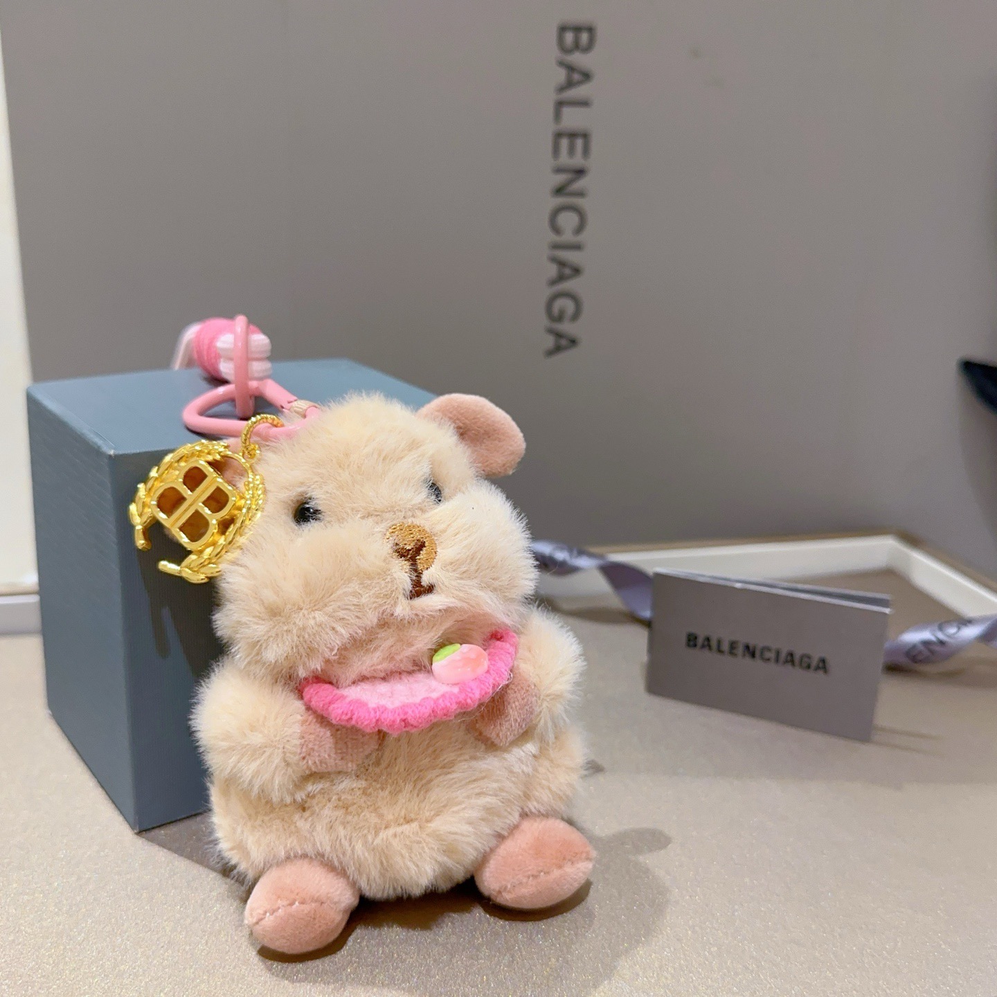 NO:603548,The first batch of new products released Balenciaga bag charm keychain Balenciaga keychain The latest bag charms are of a higher grade and are the same style as celebrities Classic co-branded design concept keychain series The details are distressed and not available in the market Glossy version This one has been on the market. The best-selling model in Balenciaga. Very good match with trendy backpacks, jewelry boutiques, balenciaga, backpacks, keychain19860909批新品发布 巴黎世家包包挂饰钥匙扣 巴黎世家钥匙扣 最新款包包挂饰档次更高明星同款 经典款联名设计理念钥匙扣系列 细节对版做旧处理 非市面亮面版型 这款一直在出 巴黎世家里面热卖款 非常好搭配潮流背包,饰品精品,balenciaga,backpacks,keychain,Jewelry