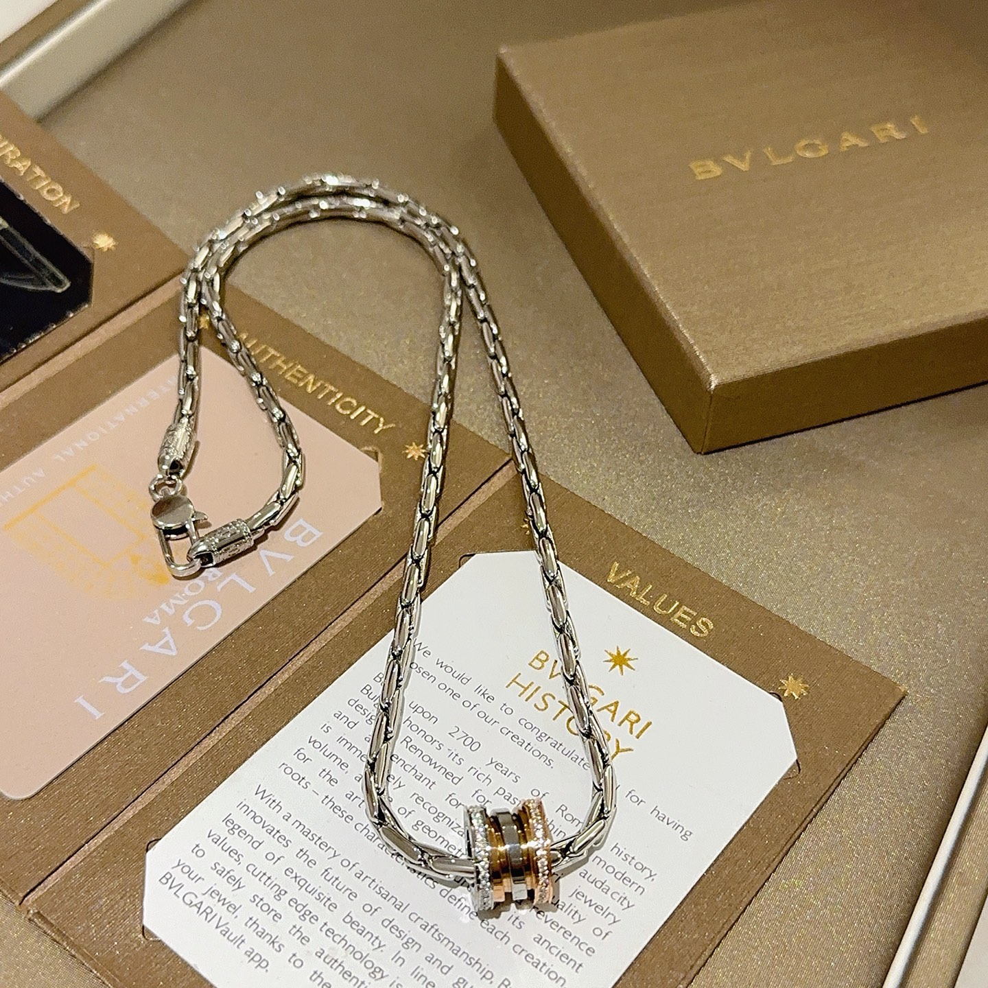 NO:603553,Batch Bulgari necklace V gold material BVLGARI BVLGARI DIVAS’ DREAM series The appearance is perfect, the details are invincible, the unique color is completely impeccable, and it is decorated with a classic ring shape design, which is simple yet elegant and eye-catching. The combination of V gold is more elegant, and the upper body is elegant and attractive. Same style for men and women. Bvlgari necklaces, jewelry boutiques, bottega veneta, bvlgari, bvlgari, necklace19860909批 宝格丽项链V金材质 BVLGARI宝格丽 DIVAS‘ DREAM 系列 品相完美,细节无敌,那种独特的色泽完全无可挑剔,再缀以经典指环外形设计,简约之余却又优雅夺目,V金的组合更显气色,上身雅致动人.男女同款 宝格丽项链,饰品精品,bottega veneta,bvlgari,bvlgari,necklace,Jewelry