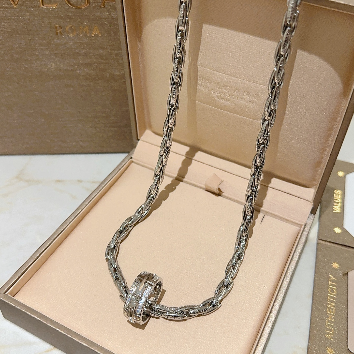 NO:603574,Batch. Bulgari necklace V gold material BVLGARI BVLGARI DIVAS’ DREAM series The appearance is perfect, the details are invincible, the unique color is completely impeccable, and it is decorated with a classic ring shape design, which is simple yet elegant and eye-catching. The combination of V gold is more elegant, and the upper body is elegant and attractive. Same style for men and women. Bulgari necklaces, jewelry boutiques, bottega veneta, bvlgari, bvlgari, necklace19860909批.宝格丽项链V金材质 BVLGARI宝格丽 DIVAS‘ DREAM 系列 品相完美,细节无敌,那种独特的色泽完全无可挑剔,再缀以经典指环外形设计,简约之余却又优雅夺目,V金的组合更显气色,上身雅致动人.男女同款 宝格丽项链,饰品精品,bottega veneta,bvlgari,bvlgari,necklace,Jewelry