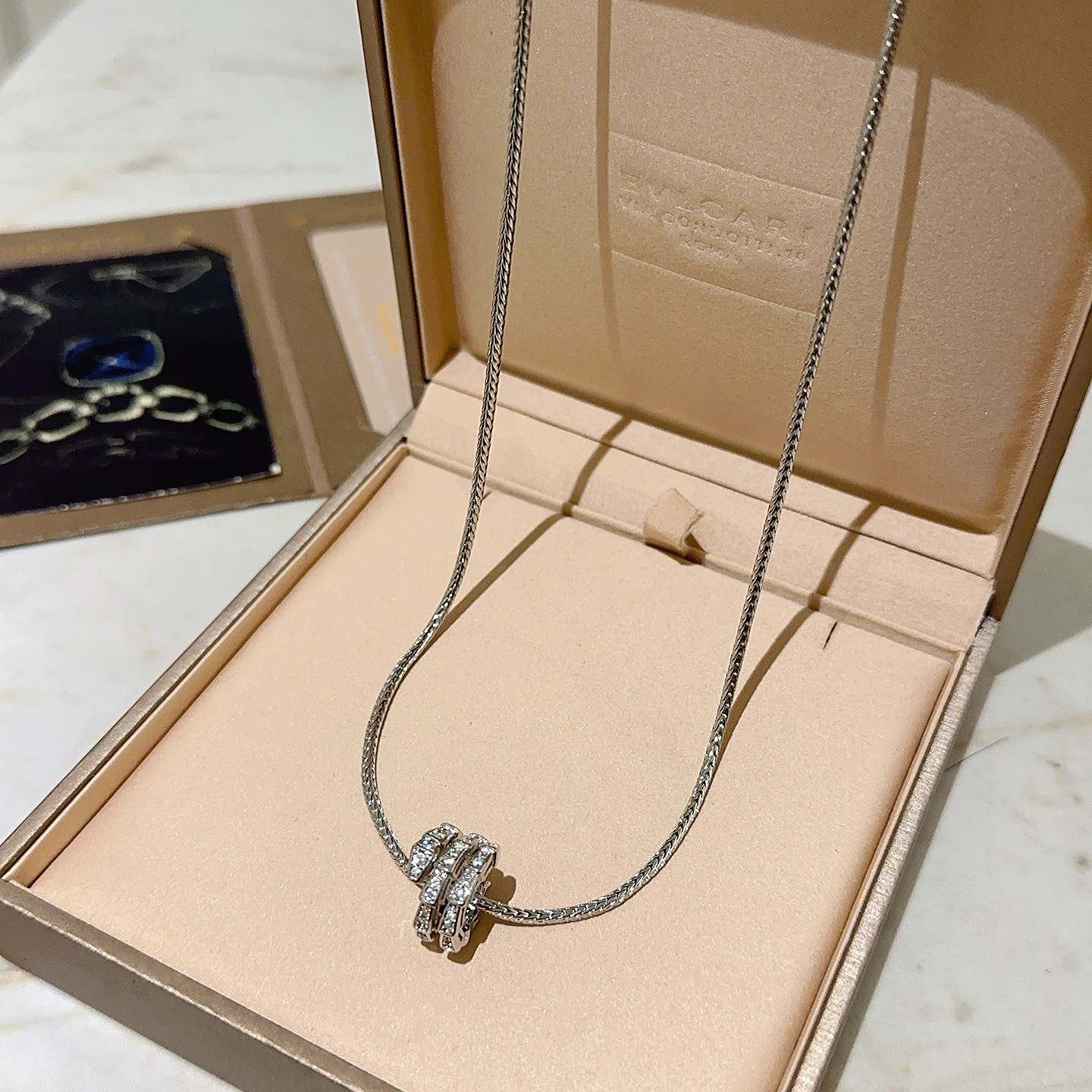 NO:603582,Batch. Bvlgari necklace V gold material BVLGARI DIVAS’ DREAM series The appearance is perfect, the details are invincible, the unique color is completely impeccable, and it is decorated with a classic snake shape design, which is simple yet elegant and eye-catching. The combination of V gold is more elegant, and the upper body is elegant and attractive. Same style for men and women. Bvlgari necklaces, jewelry boutiques, bottega veneta, bvlgari, bvlgari, necklace19860909批.宝格丽项链V金材质 BVLGARI宝格丽 DIVAS‘ DREAM 系列 品相完美,细节无敌,那种独特的色泽完全无可挑剔,再缀以经典蛇形外形设计,简约之余却又优雅夺目,V金的组合更显气色,上身雅致动人.男女同款 宝格丽项链,饰品精品,bottega veneta,bvlgari,bvlgari,necklace,Jewelry