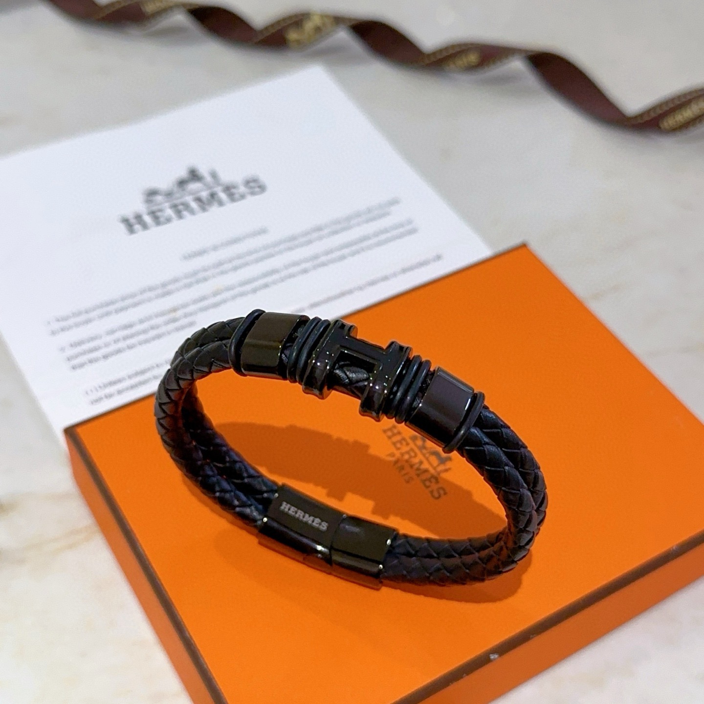 NO:603592,Batch New Product Release Hermès Leather Cord Bracelet The latest model of pure handmade leather material is of higher quality. The same style as the star Anger Forest series Hermès bracelet classic series 18k gold bracelet bracelet. The details are distressed. The non-market sand surface version. This one has been out. The best-selling model in Hermès. It is very good to match trendy clothes, high-quality jewelry, hermes, and bracelets.19860909批 新品发售 爱马仕皮绳手环最新款纯手工皮材质档次更高明星同款Anger Forest系列爱马仕手链经典款系列18k金手链手绳 细节对版做旧处理 非市面沙面版型 这款一直在出 爱马仕里面热卖款 非常好搭配潮流衣服,饰品精品,hermes,bracelet,Jewelry