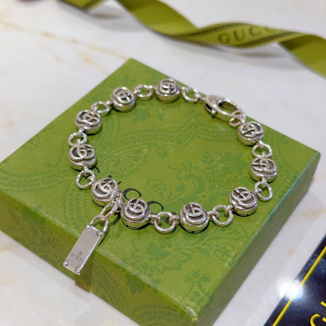 NO:604089,Batch. New Gucci bracelets are released. Gucci Gucci bracelets are the latest classic style. Exquisite regardless of style and texture, they are absolutely top-notch. You can identify the pattern chain body at a glance. The original logo is super nice. The best choice for matching clothes, a must-have artifact for men and women. Simple and elegant, low-key and luxurious. Size 16.18. 20.22.24 cm, fine jewelry, gucci, gucci, bracelet19860909批. 古驰新品手链出炉 Gucci古驰手链最新款的经典款 精致无论款式 质感 都是绝对的顶尖feel 只要看一眼就懂了认准花纹链身 原版logo 超 nice 搭配衣服最佳的选择,男女同款必备神器 简单又大气,低调显奢华码数16.18. 20.22.24厘米,饰品精品,gucci,gucci,bracelet,Jewelry