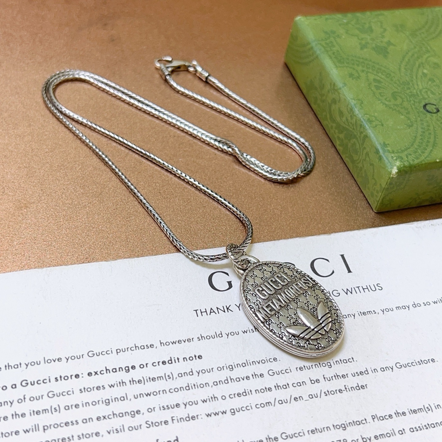 p138   新品发布👒巨帅🤠𝐆𝐮𝐜𝐜𝐢古驰项链最新款链条档次更高明星同款Anger Forest系列双G古驰项链👒 不氧化不退色 
细节对版做旧处理 非市面亮面版型 
这款一直在出 古驰里面热卖款 非常好搭配潮流衣服👔🥿