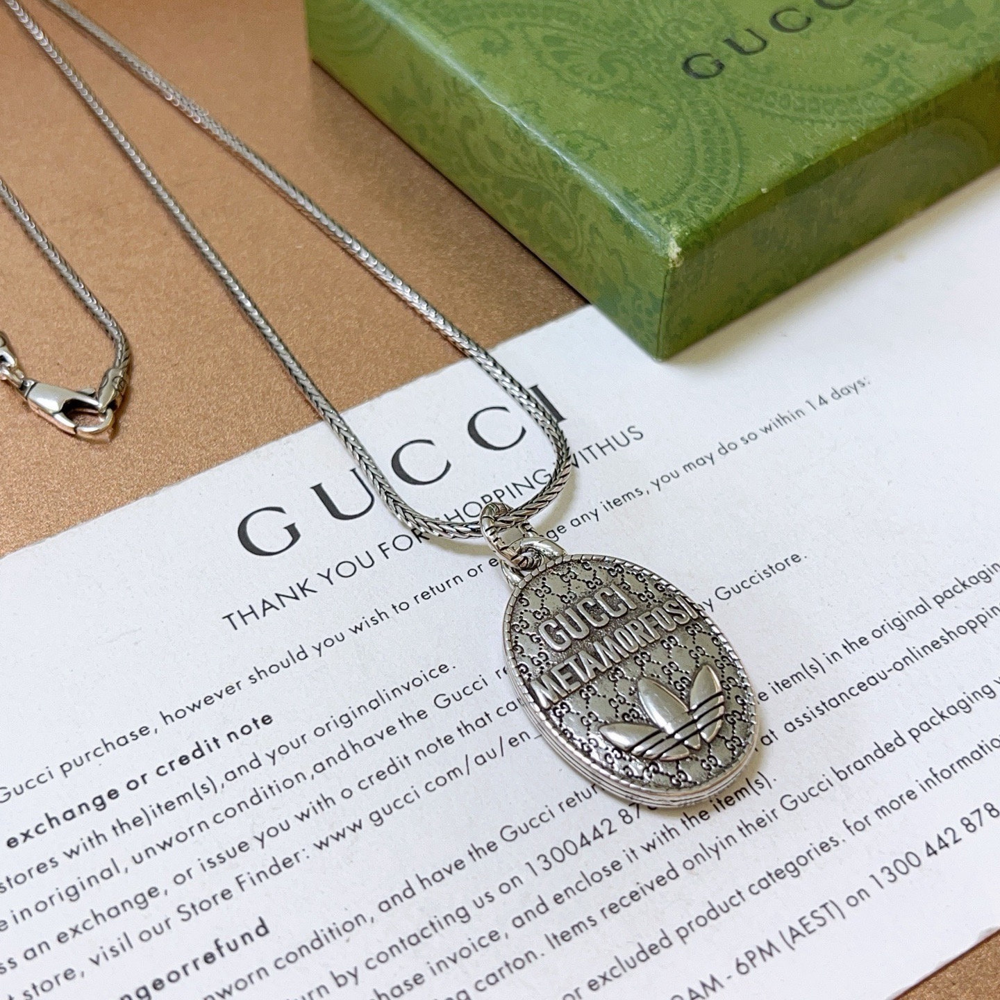 p138   新品发布👒巨帅🤠𝐆𝐮𝐜𝐜𝐢古驰项链最新款链条档次更高明星同款Anger Forest系列双G古驰项链👒 不氧化不退色 
细节对版做旧处理 非市面亮面版型 
这款一直在出 古驰里面热卖款 非常好搭配潮流衣服👔🥿