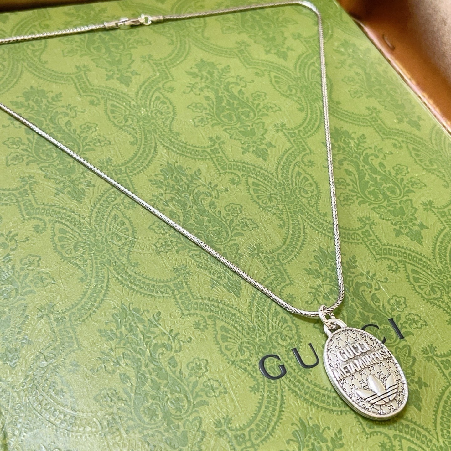 p138   新品发布👒巨帅🤠𝐆𝐮𝐜𝐜𝐢古驰项链最新款链条档次更高明星同款Anger Forest系列双G古驰项链👒 不氧化不退色 
细节对版做旧处理 非市面亮面版型 
这款一直在出 古驰里面热卖款 非常好搭配潮流衣服👔🥿