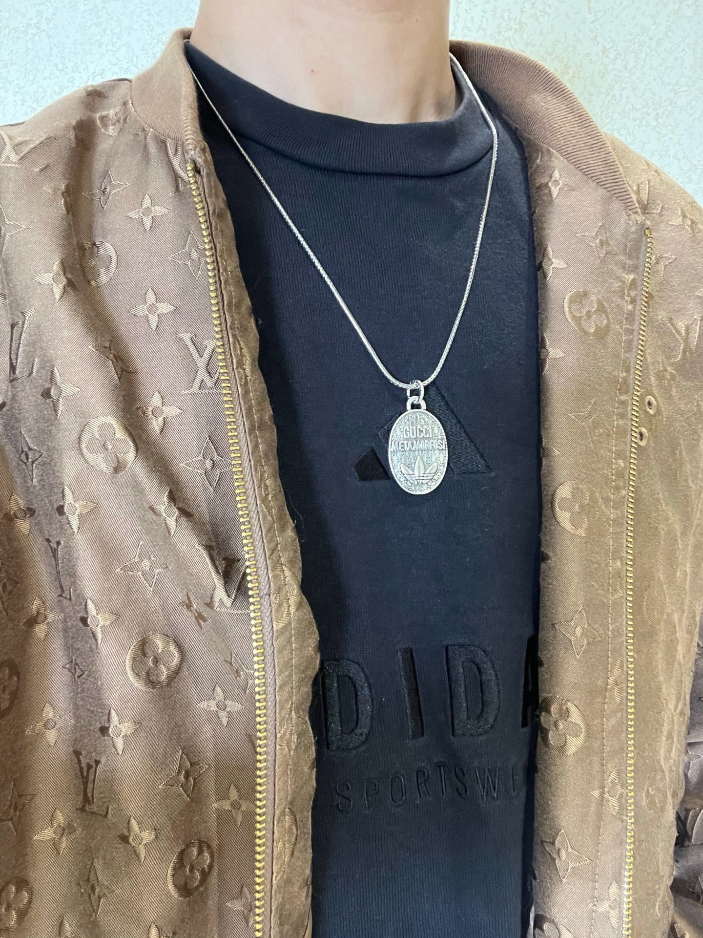 p138   新品发布👒巨帅🤠𝐆𝐮𝐜𝐜𝐢古驰项链最新款链条档次更高明星同款Anger Forest系列双G古驰项链👒 不氧化不退色 
细节对版做旧处理 非市面亮面版型 
这款一直在出 古驰里面热卖款 非常好搭配潮流衣服👔🥿