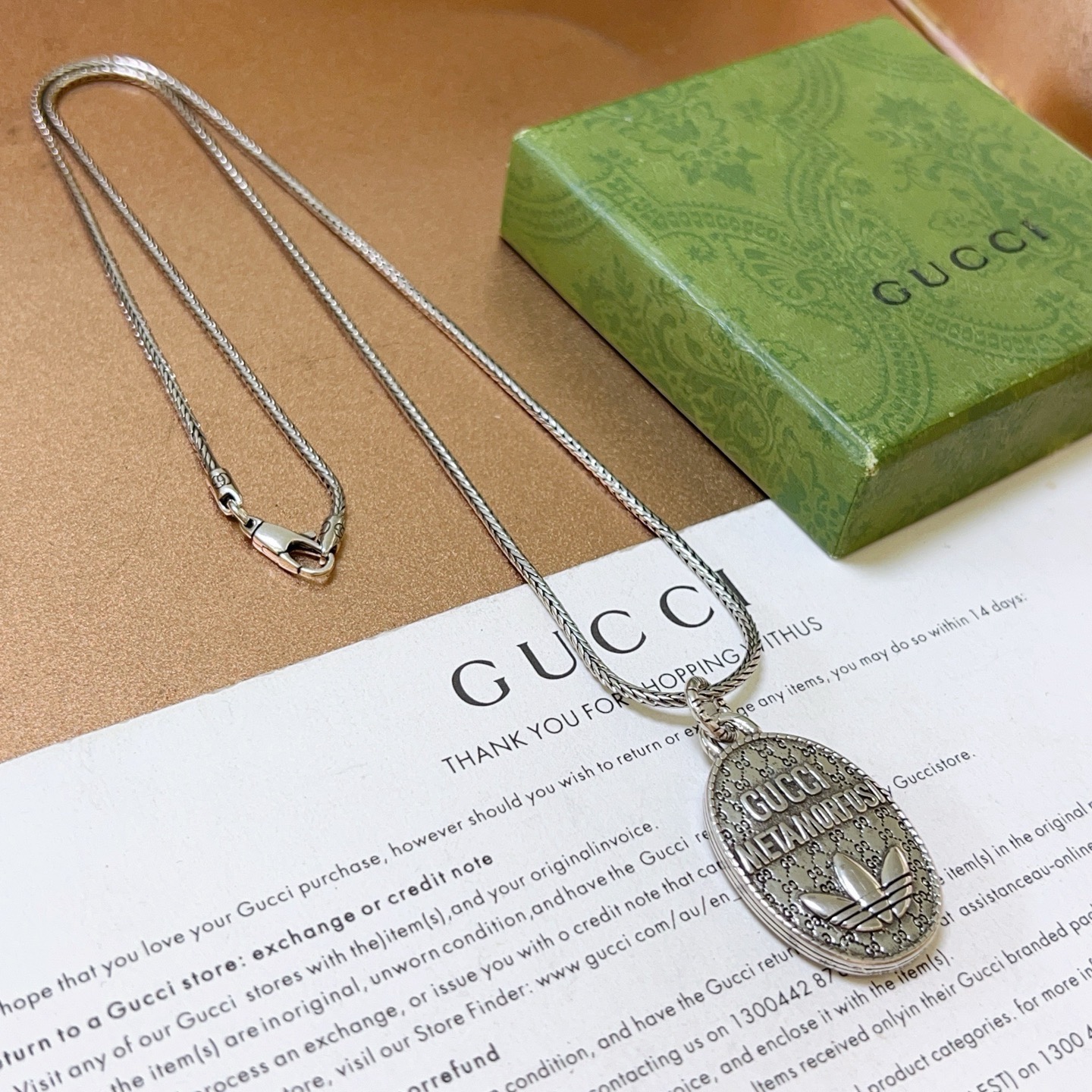 p138   新品发布👒巨帅🤠𝐆𝐮𝐜𝐜𝐢古驰项链最新款链条档次更高明星同款Anger Forest系列双G古驰项链👒 不氧化不退色 
细节对版做旧处理 非市面亮面版型 
这款一直在出 古驰里面热卖款 非常好搭配潮流衣服👔🥿