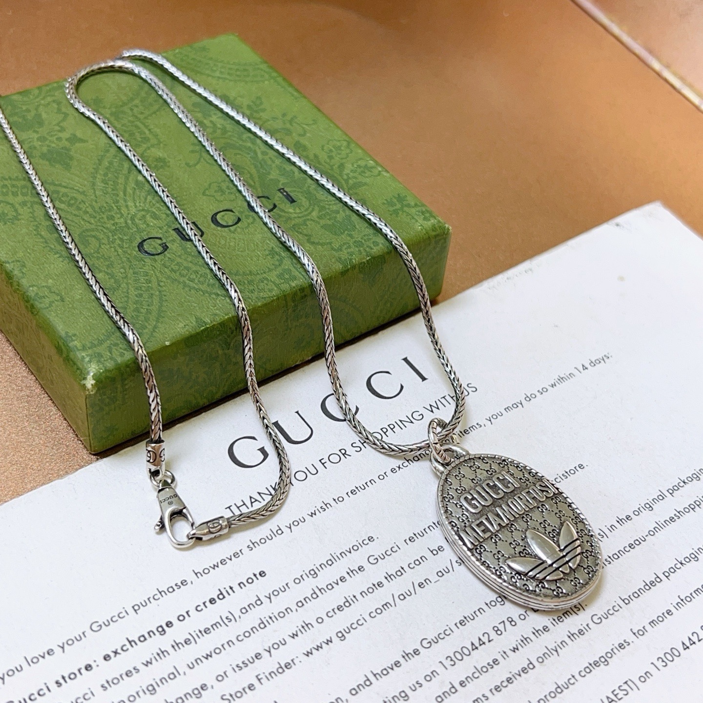 p138   新品发布👒巨帅🤠𝐆𝐮𝐜𝐜𝐢古驰项链最新款链条档次更高明星同款Anger Forest系列双G古驰项链👒 不氧化不退色 
细节对版做旧处理 非市面亮面版型 
这款一直在出 古驰里面热卖款 非常好搭配潮流衣服👔🥿