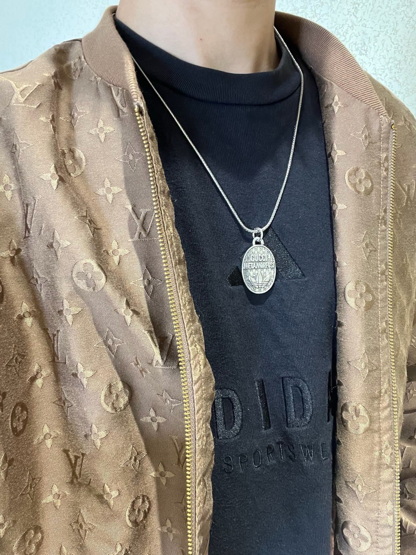 p138   新品发布👒巨帅🤠𝐆𝐮𝐜𝐜𝐢古驰项链最新款链条档次更高明星同款Anger Forest系列双G古驰项链👒 不氧化不退色 
细节对版做旧处理 非市面亮面版型 
这款一直在出 古驰里面热卖款 非常好搭配潮流衣服👔🥿