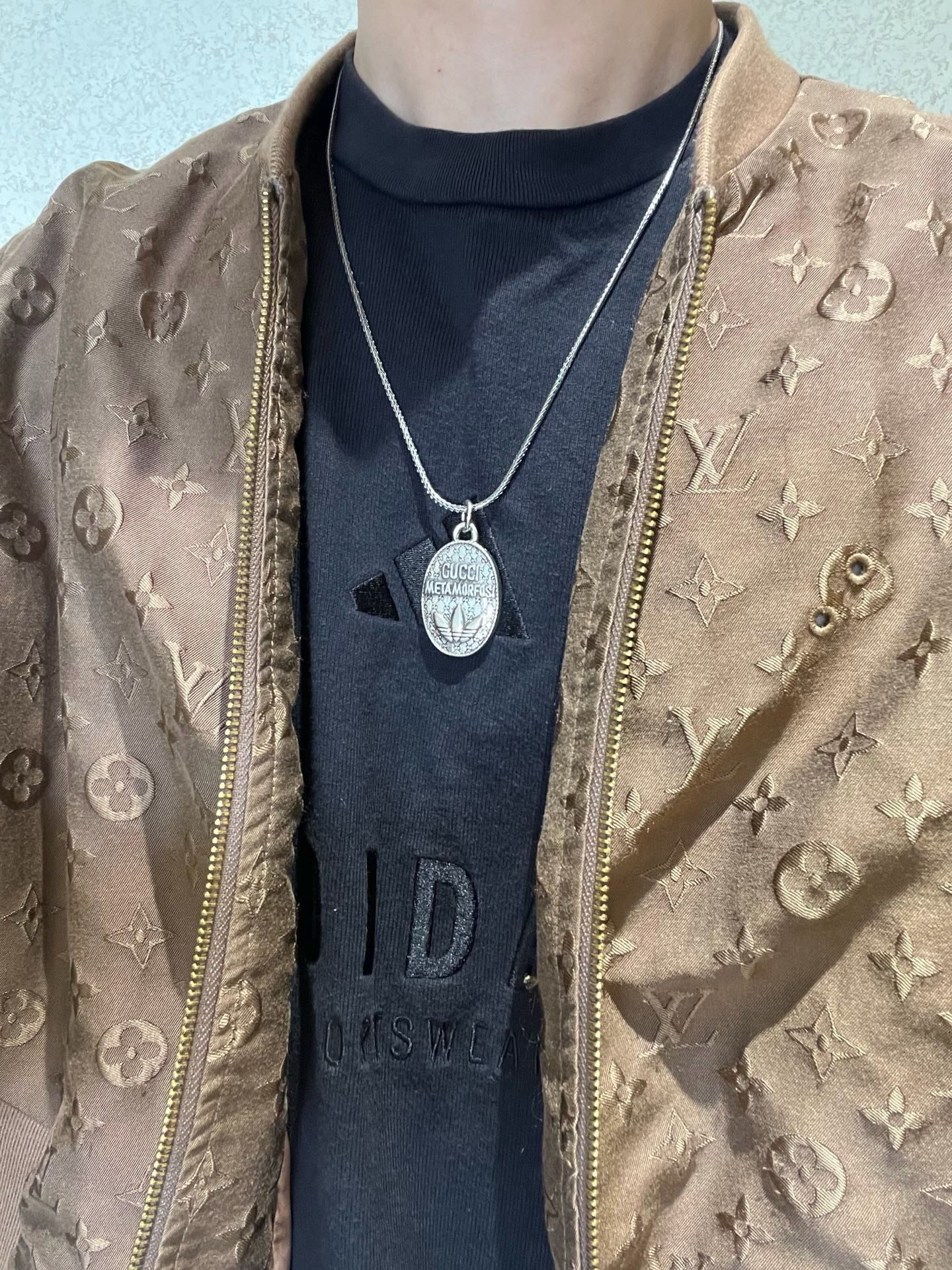 p138   新品发布👒巨帅🤠𝐆𝐮𝐜𝐜𝐢古驰项链最新款链条档次更高明星同款Anger Forest系列双G古驰项链👒 不氧化不退色 
细节对版做旧处理 非市面亮面版型 
这款一直在出 古驰里面热卖款 非常好搭配潮流衣服👔🥿